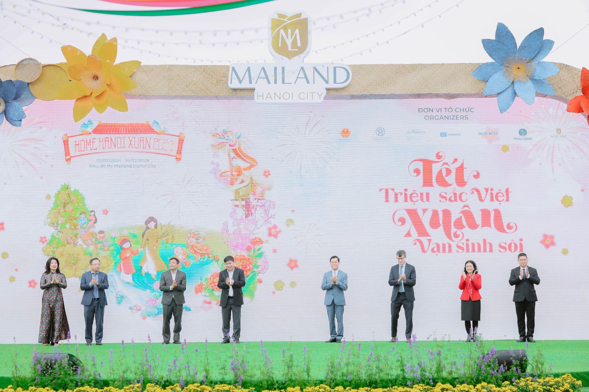 H&agrave;ng ng&agrave;n lượt kh&aacute;ch h&agrave;o hứng trải nghiệm &ldquo;Tết triệu sắc Việt, Xu&acirc;n vạn sinh s&ocirc;i&rdquo; tr&ecirc;n đường hoa Home Hanoi Xuan 2024- Ảnh 1.