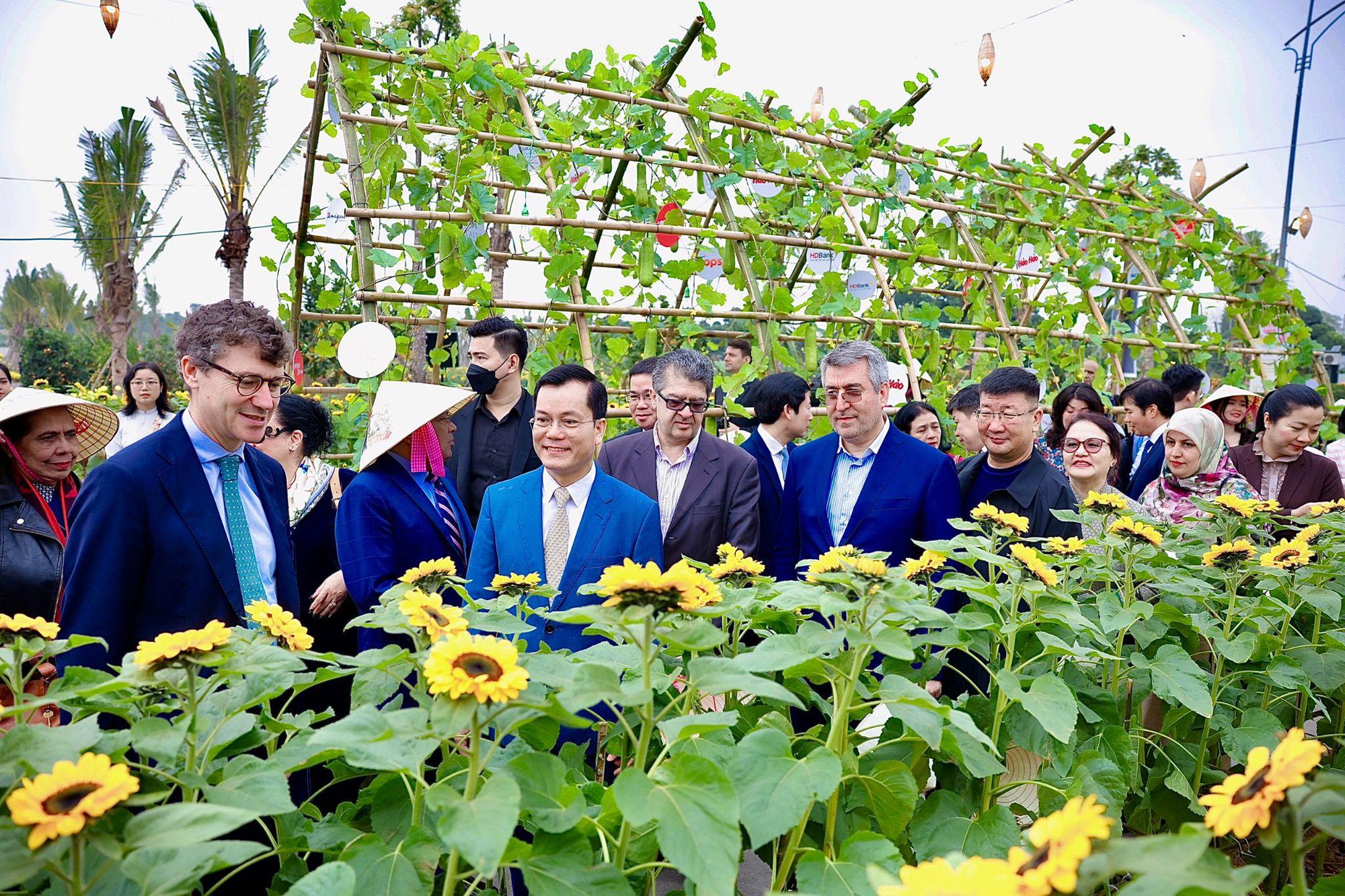 H&agrave;ng ng&agrave;n lượt kh&aacute;ch h&agrave;o hứng trải nghiệm &ldquo;Tết triệu sắc Việt, Xu&acirc;n vạn sinh s&ocirc;i&rdquo; tr&ecirc;n đường hoa Home Hanoi Xuan 2024- Ảnh 3.