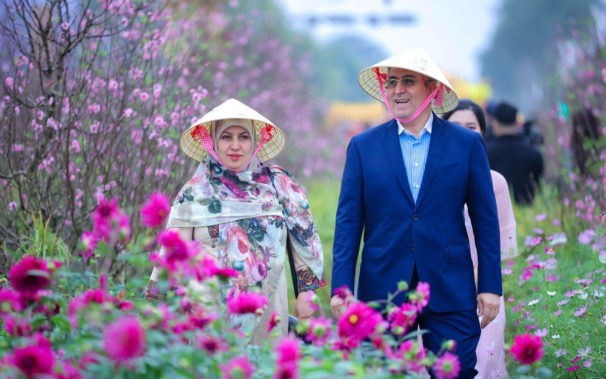 Hàng ngàn lượt khách hào hứng trải nghiệm “Tết triệu sắc Việt, Xuân vạn sinh sôi” trên đường hoa Home Hanoi Xuan 2024