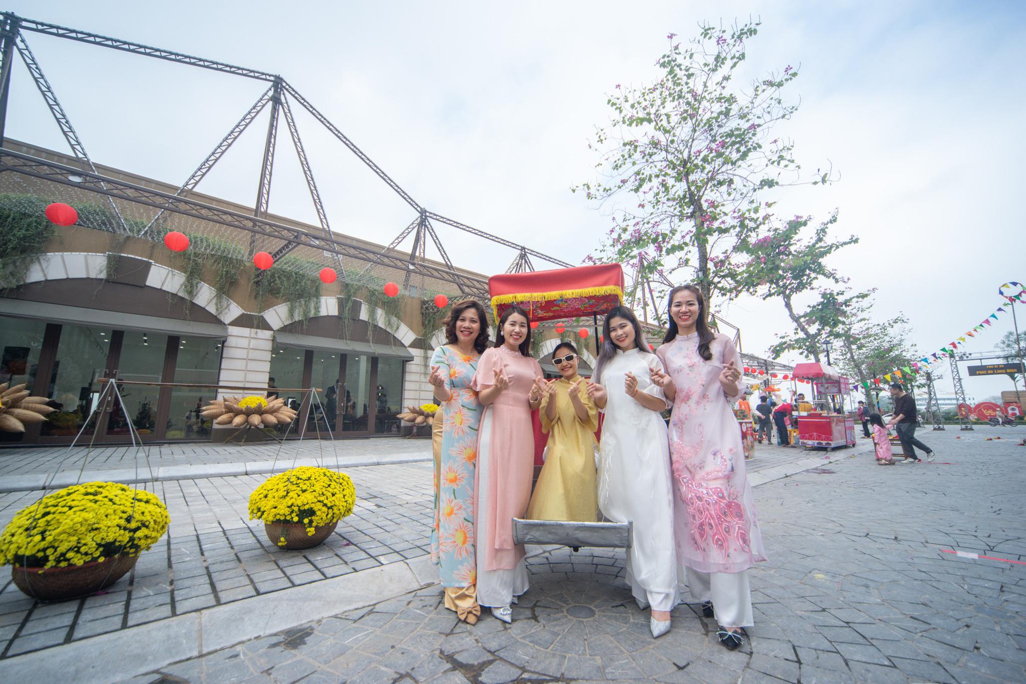 Giới trẻ H&agrave; th&agrave;nh tranh thủ những ng&agrave;y cận Tết nắng đẹp để c&ugrave;ng nhau du xu&acirc;n v&agrave; chụp ảnh kỷ niệm. Ảnh: Quang Anh