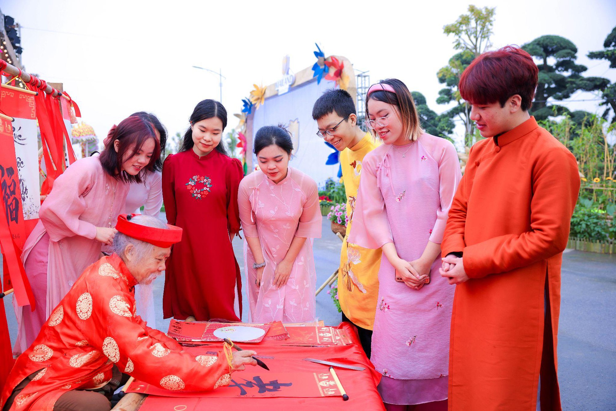 H&agrave;ng ng&agrave;n lượt kh&aacute;ch h&agrave;o hứng trải nghiệm &ldquo;Tết triệu sắc Việt, Xu&acirc;n vạn sinh s&ocirc;i&rdquo; tr&ecirc;n đường hoa Home Hanoi Xuan 2024- Ảnh 9.