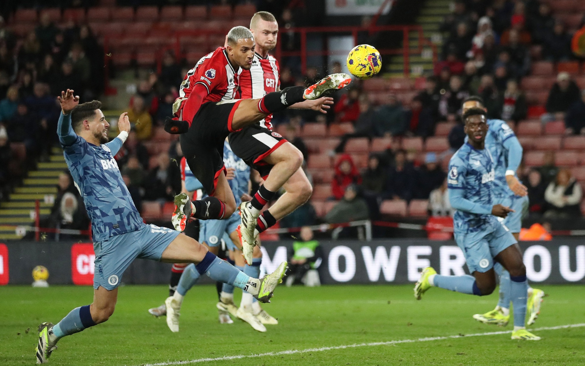 Aston Villa bùng nổ trước Sheffield, hất văng Tottenham khỏi Top 4
