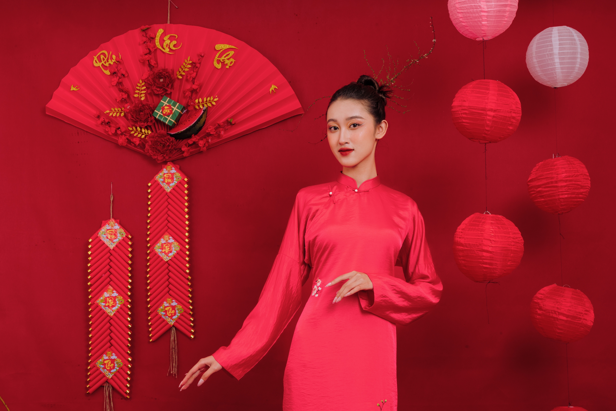 Học trò "cưng" của Xuân Lan khoe dáng với áo dài Tết- Ảnh 4.