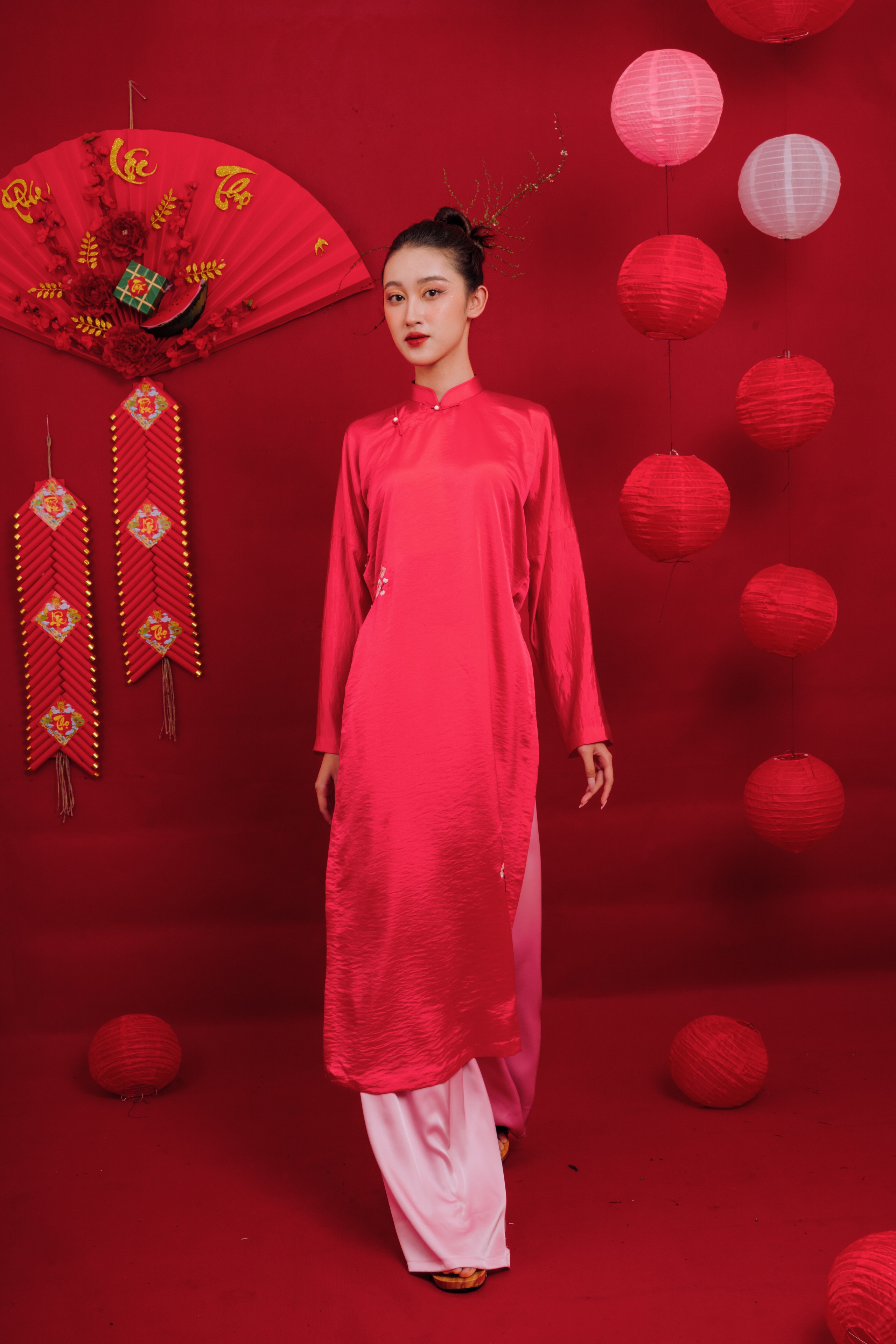 Học trò "cưng" của Xuân Lan khoe dáng với áo dài Tết- Ảnh 2.