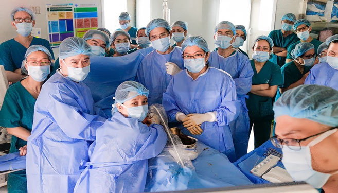 &Ecirc;-k&iacute;p b&aacute;c sĩ 2 bệnh viện thực hiện ca phẫu thuật nong tim trong b&agrave;o thai cho sản phụ D.D.L v&agrave;o đầu th&aacute;ng 1-2024 Ảnh: BVCC