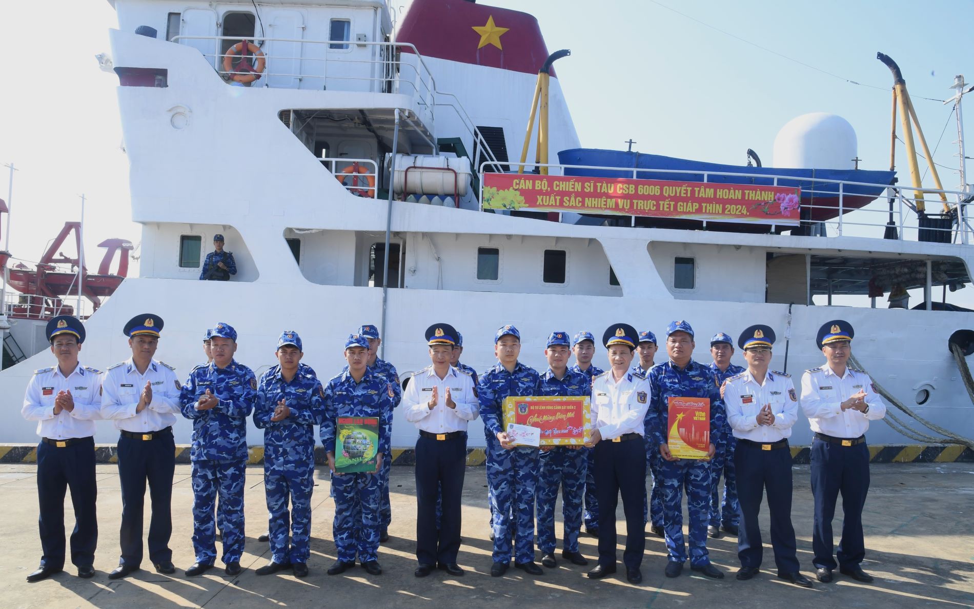 Tàu cảnh sát biển lên đường thực hiện nhiệm vụ trực Tết