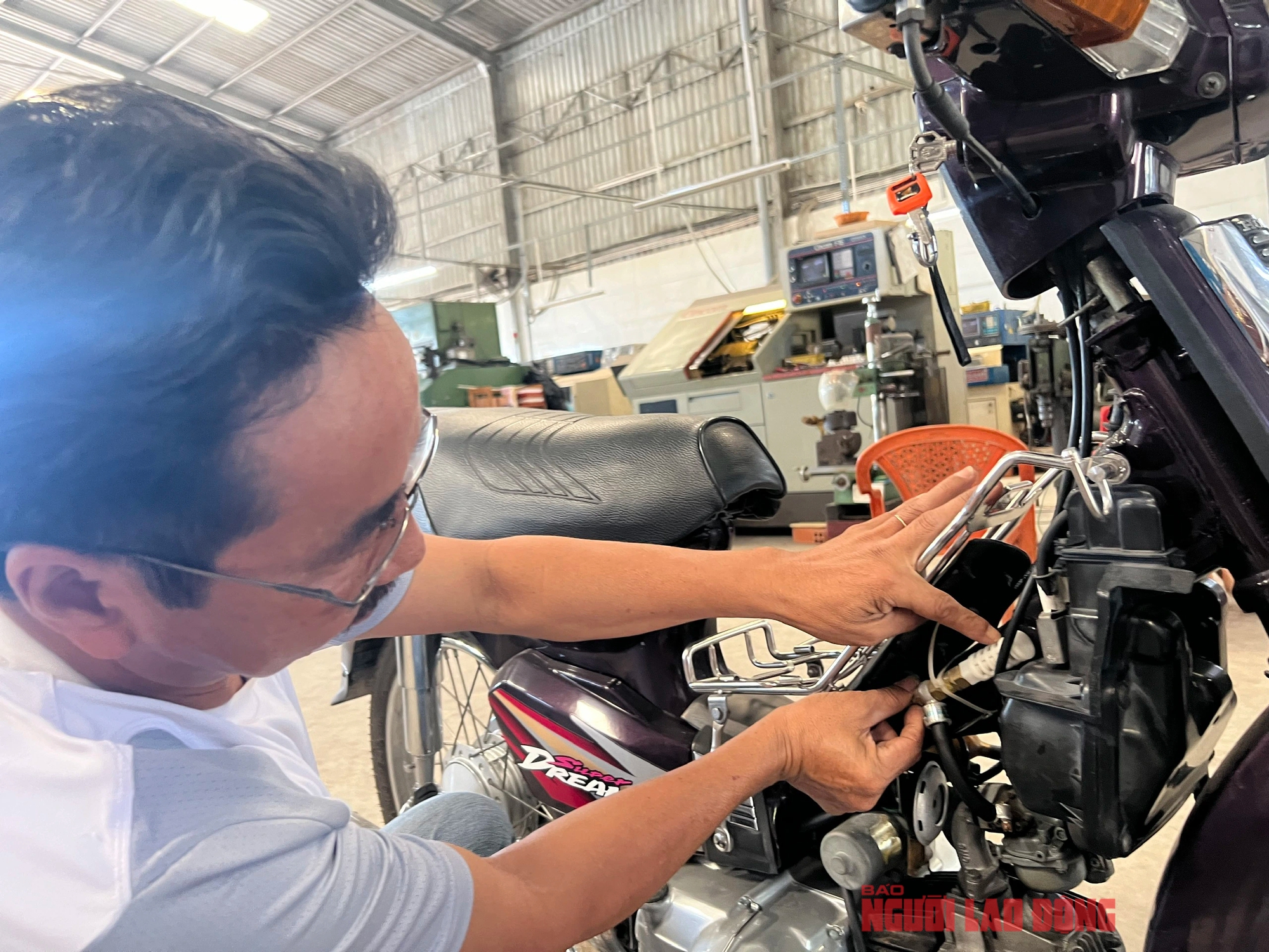 Từ thợ sửa xe đến s&aacute;ng chế vươn tầm quốc tế- Ảnh 11.