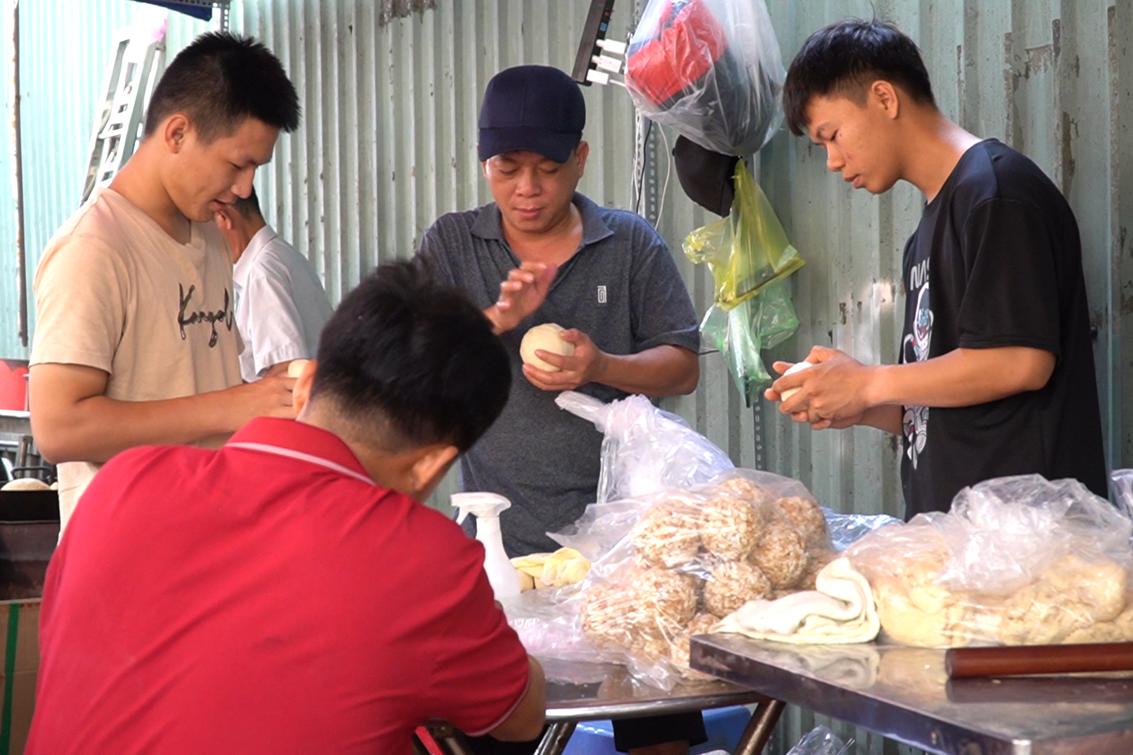 TP HCM: M&oacute;n b&aacute;nh đặc biệt chỉ b&aacute;n dịp Tết Nguy&ecirc;n đ&aacute;n- Ảnh 4.