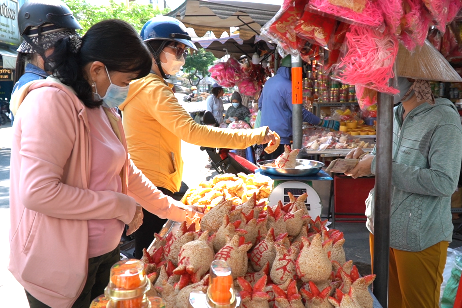 TP HCM: M&oacute;n b&aacute;nh đặc biệt chỉ b&aacute;n dịp Tết Nguy&ecirc;n đ&aacute;n- Ảnh 1.