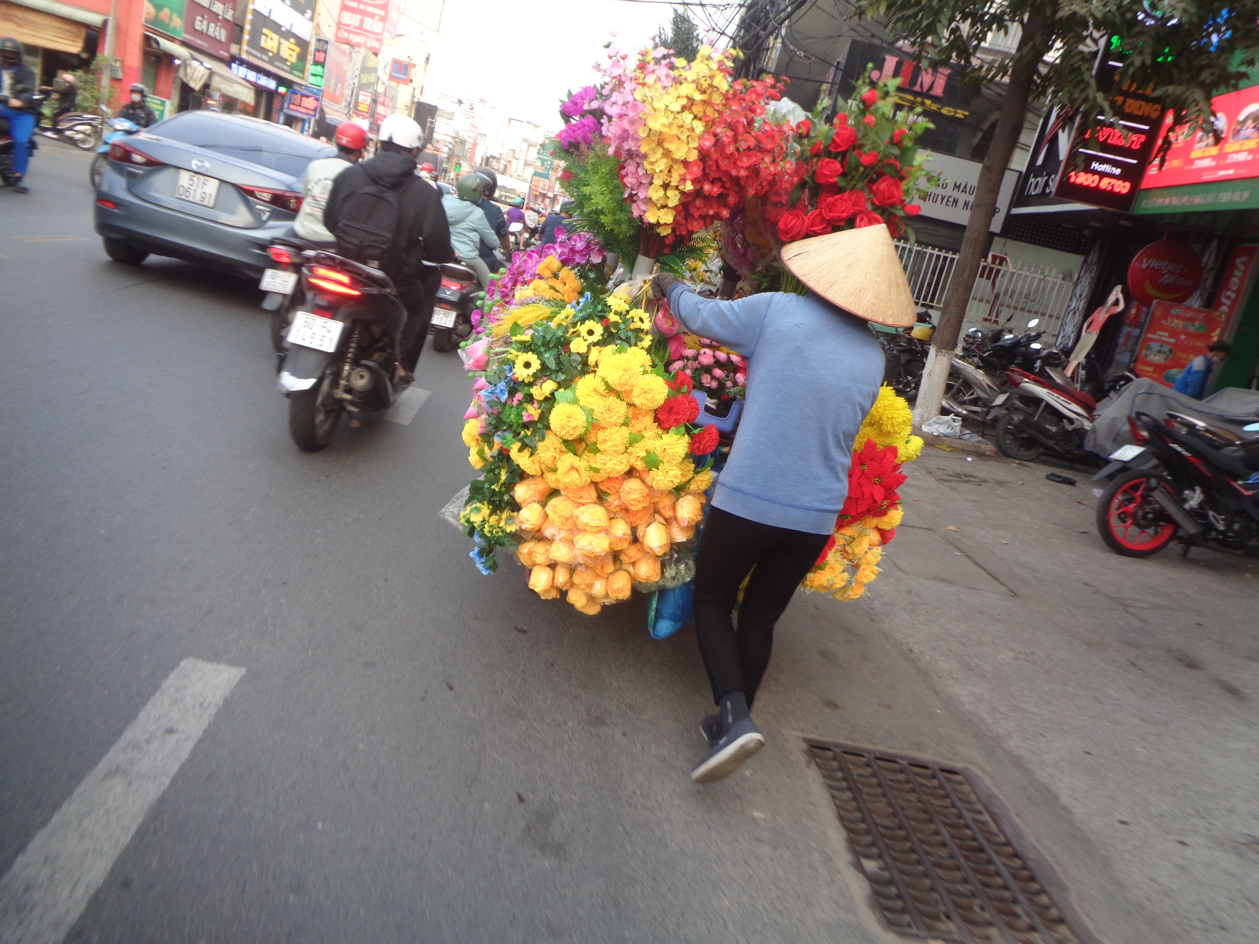 "Xuân sum vầy - Tết sẻ chia": Đêm 30 Tết, mong ai cũng có nơi trở về- Ảnh 2.