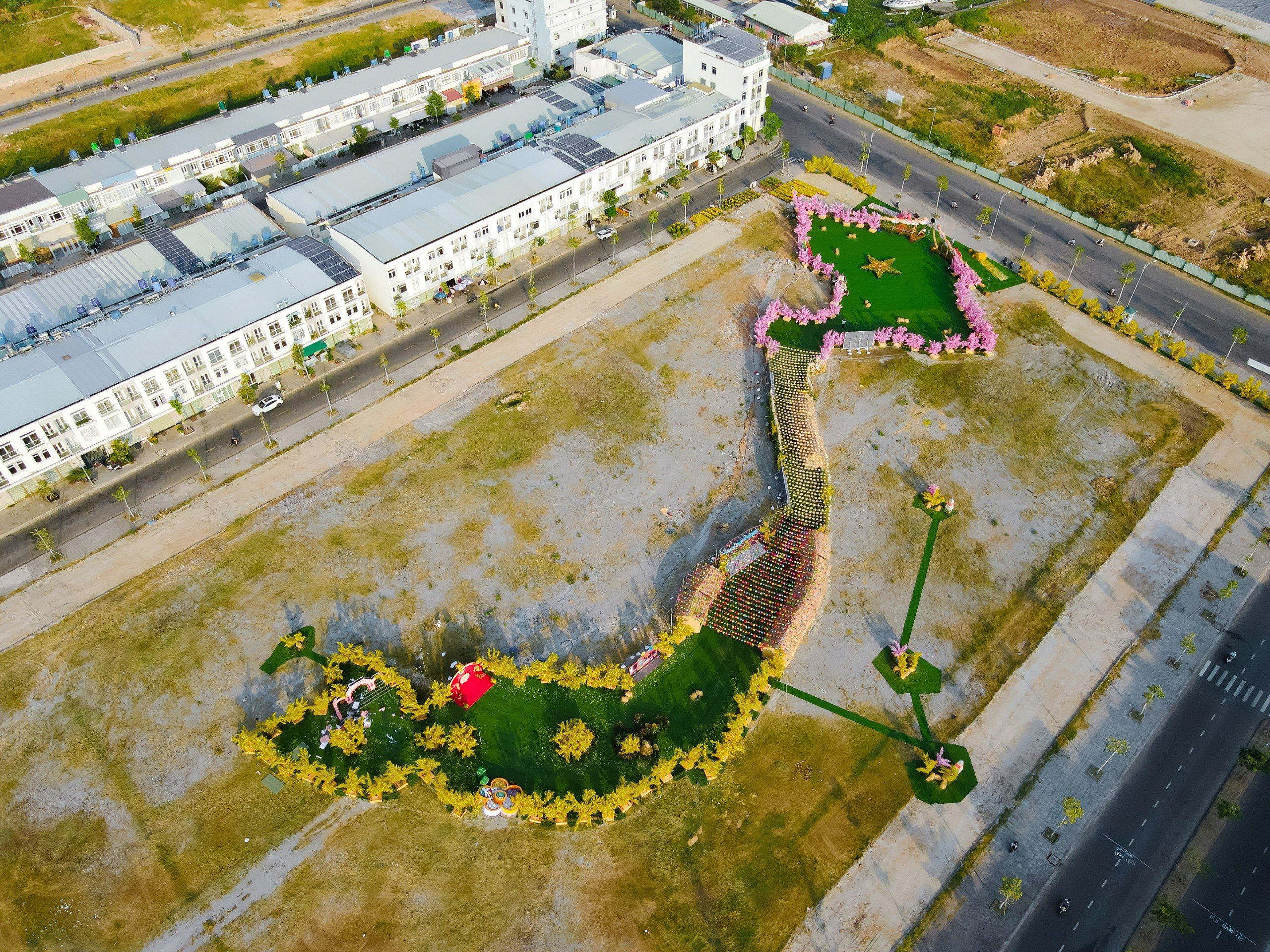 Ấn tượng đường hoa xuân hình bản đồ Việt Nam ở Kiên Giang- Ảnh 1.