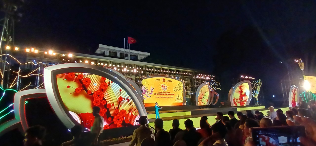 NTK Quỳnh Paris họp mặt "Xu&acirc;n qu&ecirc; hương" với kiều b&agrave;o Việt Nam- Ảnh 4.