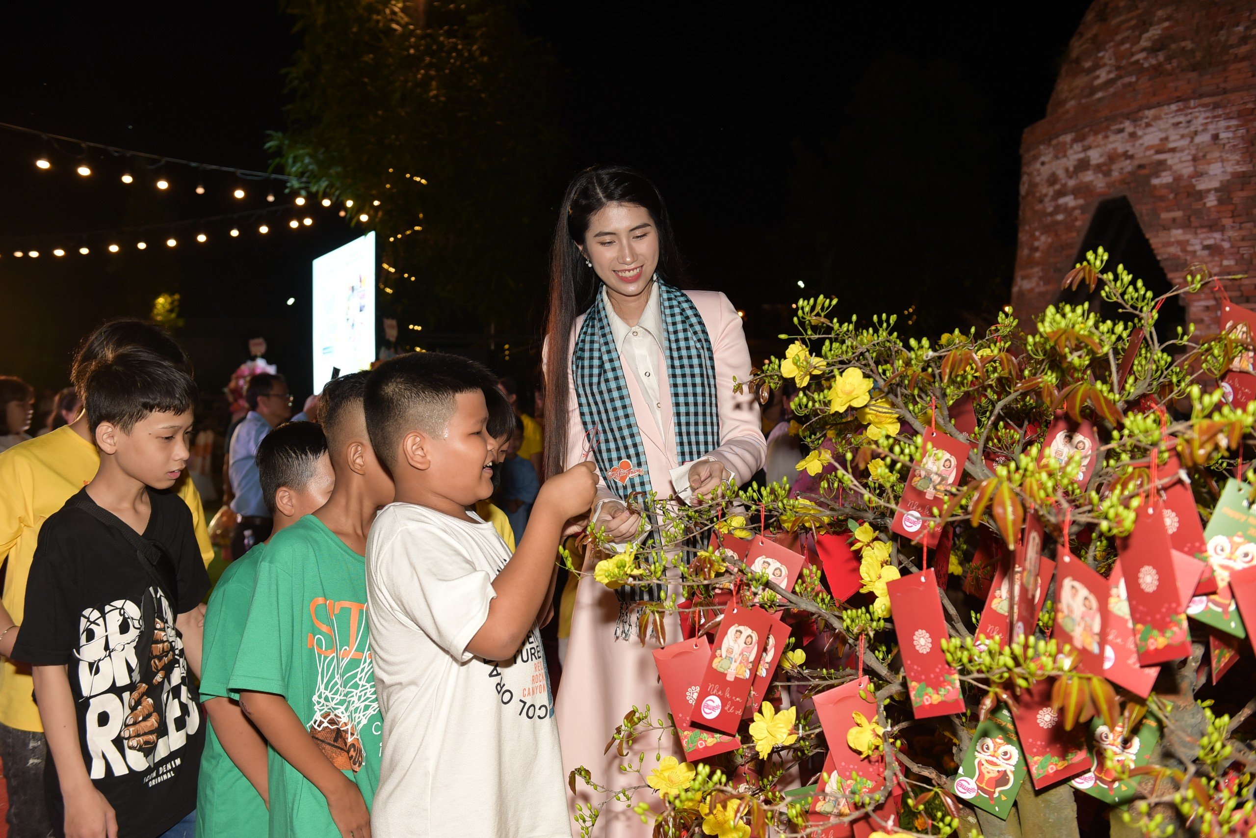 Ấm áp “Xuân yêu thương” cho trẻ mồ côi ở Cần Thơ và Hậu Giang- Ảnh 7.