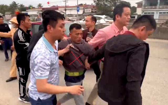 Nghi phạm cầm dao xông vào ngân hàng cướp tiền khai gì?