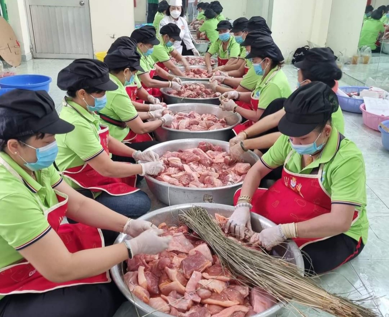 Độc, lạ với kỷ lục "món thịt kho hột vịt tặng công nhân, lao động nhiều nhất"- Ảnh 2.