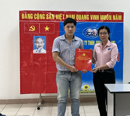 Kết nạp đảng vi&ecirc;n mới tại Chi bộ C&ocirc;ng ty TNHH Julki (KCX T&acirc;n Thuận, quận 7, TP HCM) Ảnh: HỒNG Đ&Agrave;O