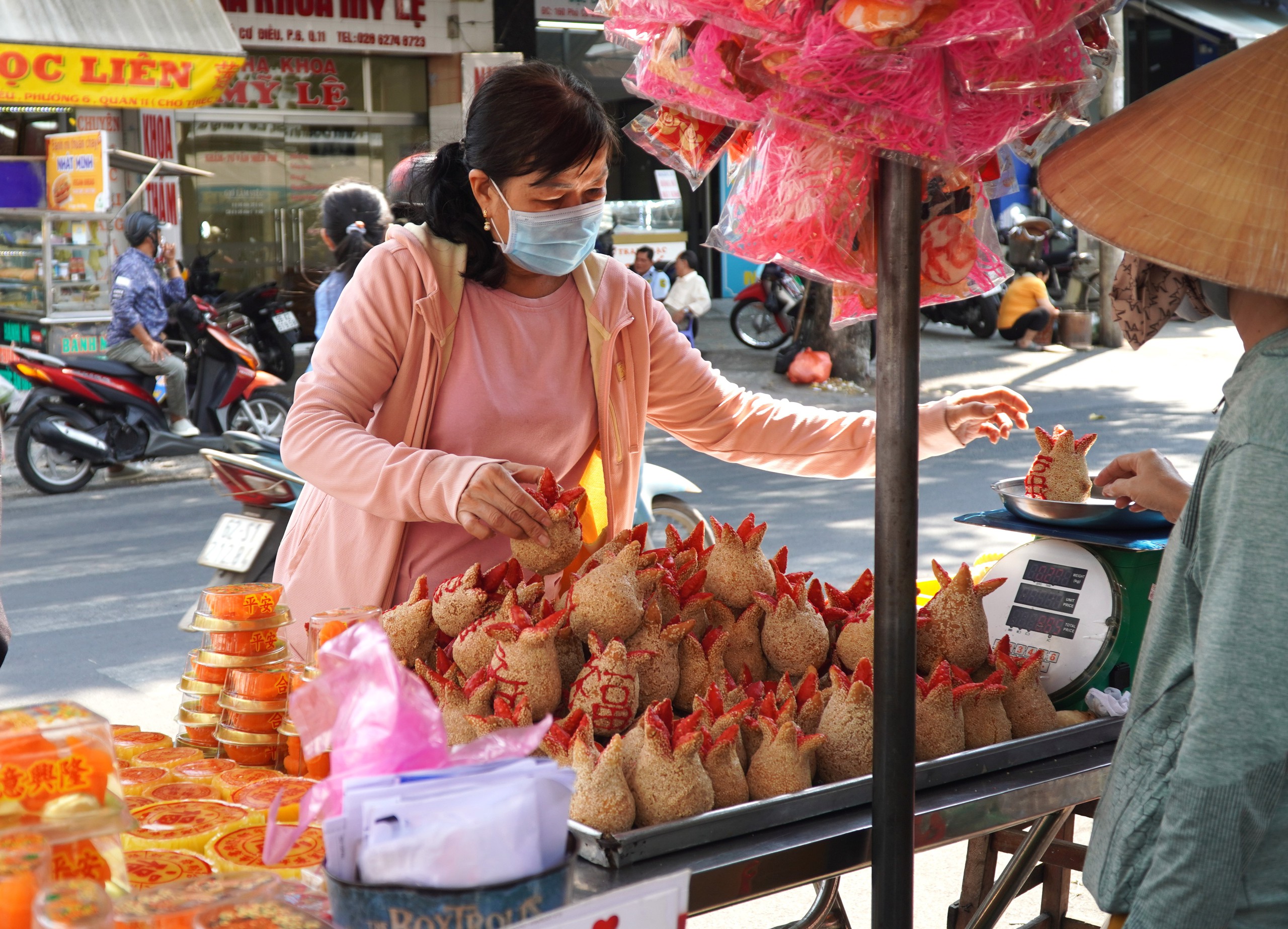 TP HCM: M&oacute;n b&aacute;nh đặc biệt chỉ b&aacute;n dịp Tết Nguy&ecirc;n đ&aacute;n- Ảnh 10.