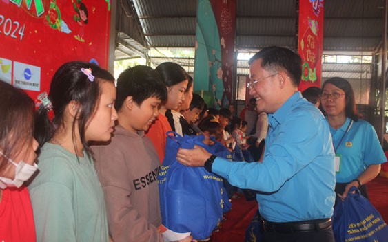 Chu đ&aacute;o với đo&agrave;n vi&ecirc;n v&agrave; con đo&agrave;n vi&ecirc;n kh&oacute; khăn