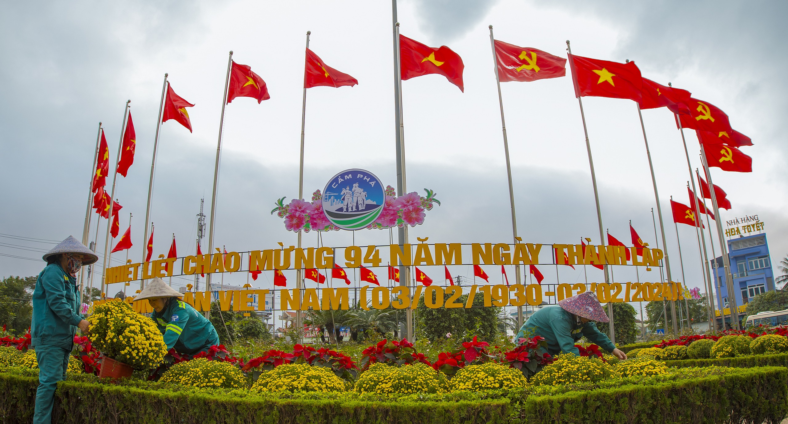 T&ocirc; điểm m&ugrave;a xu&acirc;n. Ảnh:  NGUYỄN VĂN CƯỜNG