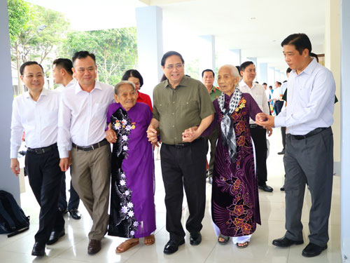 Thủ tướng Phạm Minh Ch&iacute;nh &acirc;n cần thăm hỏi c&aacute;c mẹ Việt Nam Anh h&ugrave;ng v&agrave;o ng&agrave;y 4-2 Ảnh: CA LINH