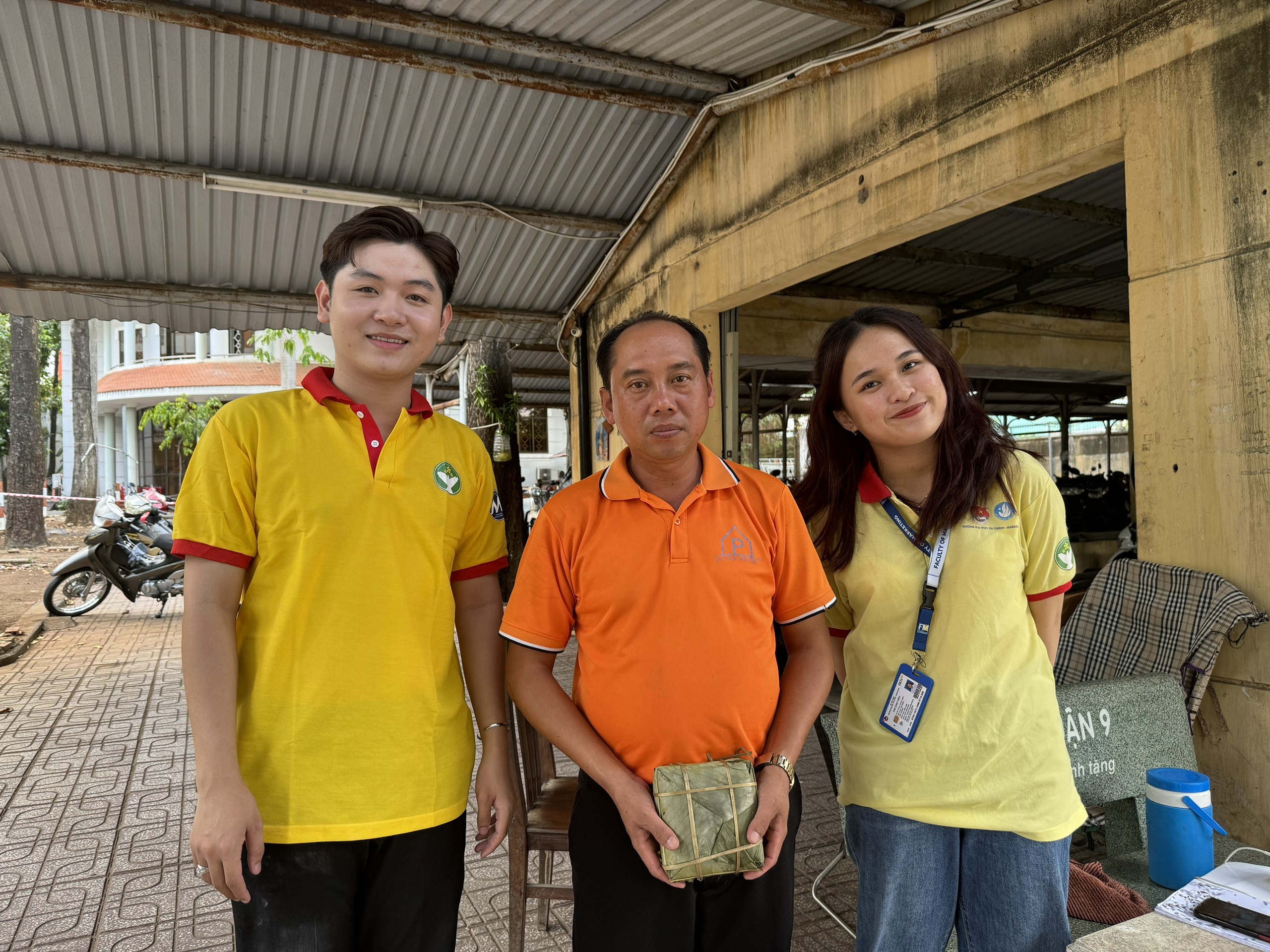 Gói bánh chưng đón Tết xa quê của sinh viên khó khăn- Ảnh 6.