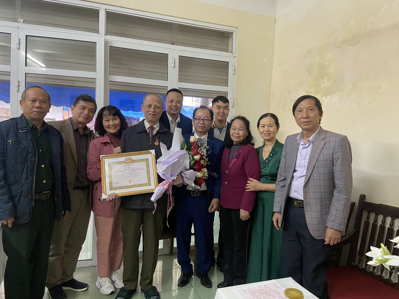 Trao tặng Huy hiệu 75 năm tuổi Đảng cho đảng vi&ecirc;n l&atilde;o th&agrave;nh- Ảnh 1.