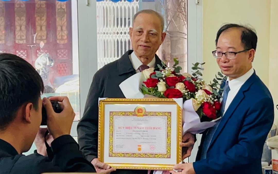 Trao tặng Huy hiệu 75 năm tuổi Đảng cho đảng vi&ecirc;n l&atilde;o th&agrave;nh- Ảnh 2.