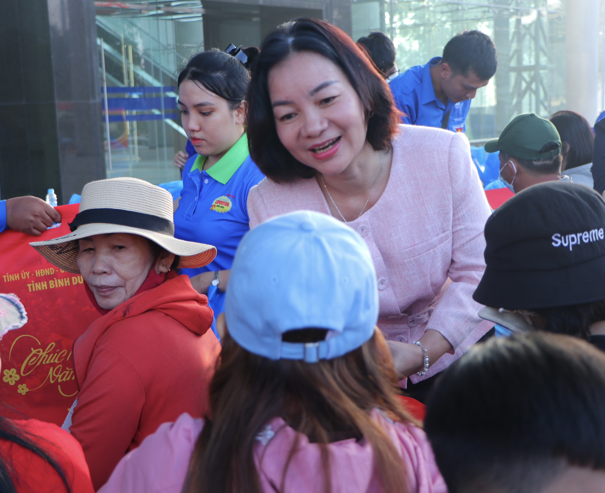 "Chuyến xe năng lượng 0 đồng" đưa c&ocirc;ng nh&acirc;n, sinh vi&ecirc;n ngh&egrave;o về qu&ecirc; đ&oacute;n Tết- Ảnh 3.