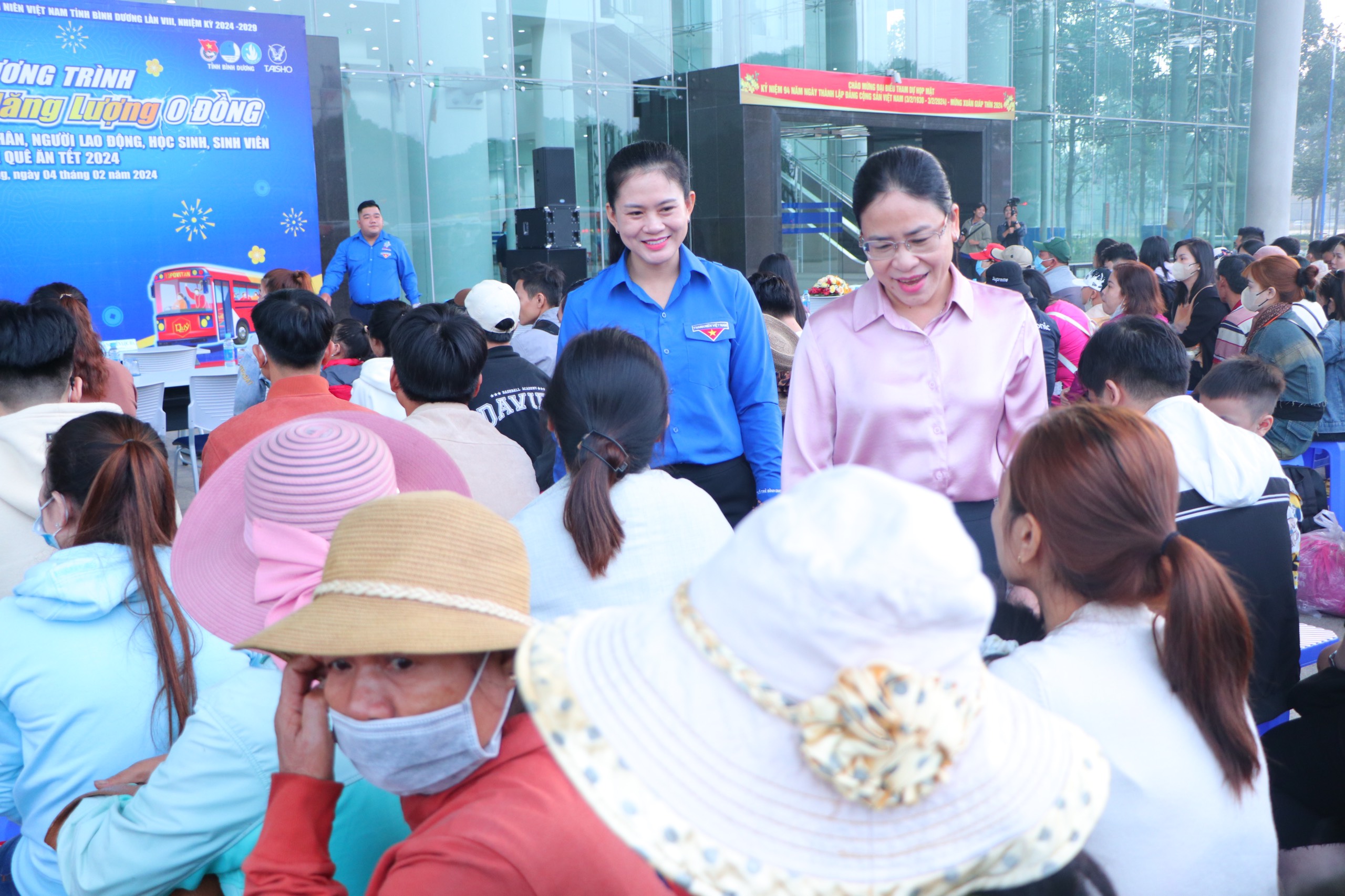 "Chuyến xe năng lượng 0 đồng" đưa c&ocirc;ng nh&acirc;n, sinh vi&ecirc;n ngh&egrave;o về qu&ecirc; đ&oacute;n Tết- Ảnh 4.