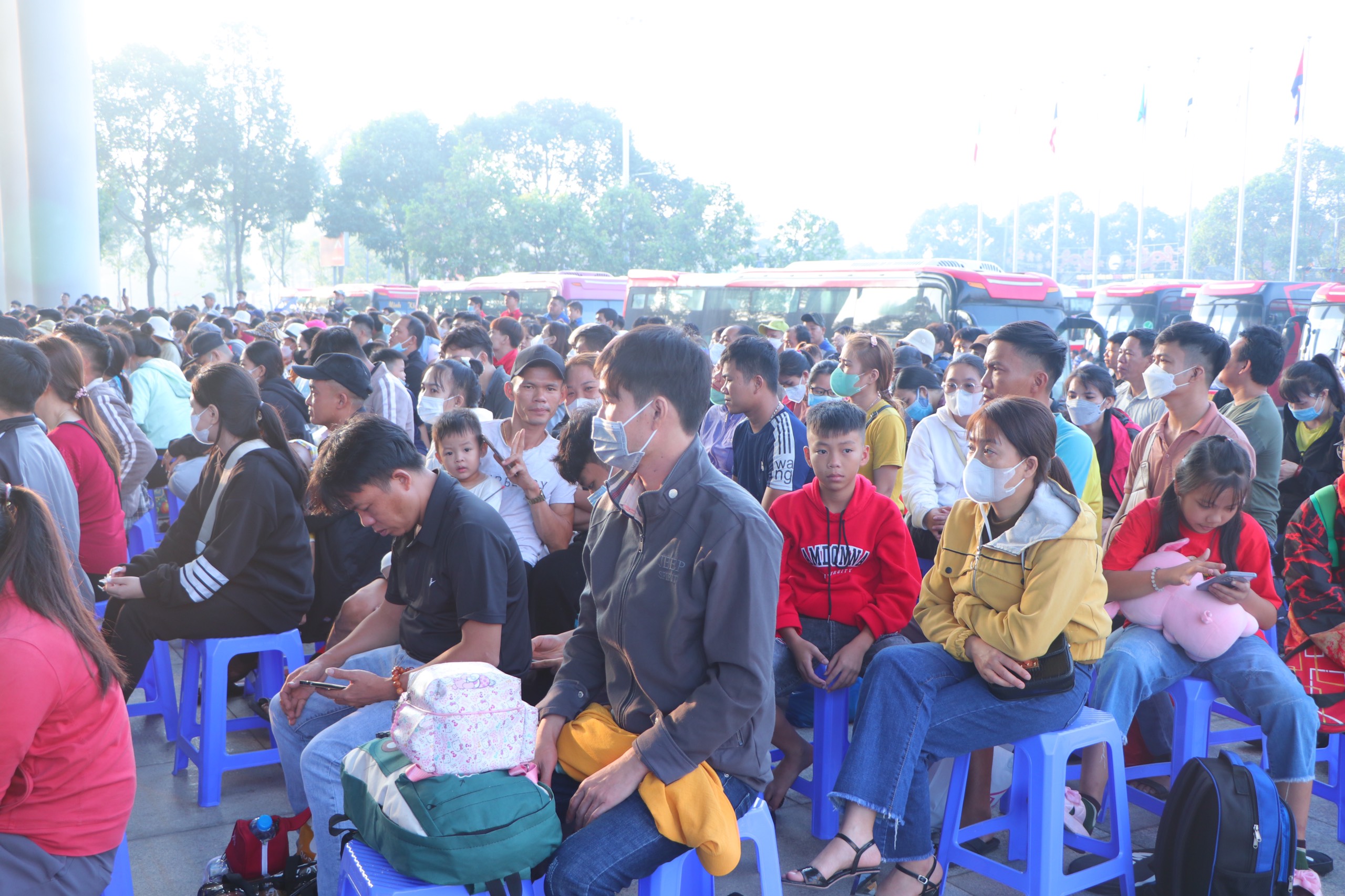 "Chuyến xe năng lượng 0 đồng" đưa c&ocirc;ng nh&acirc;n, sinh vi&ecirc;n ngh&egrave;o về qu&ecirc; đ&oacute;n Tết- Ảnh 7.