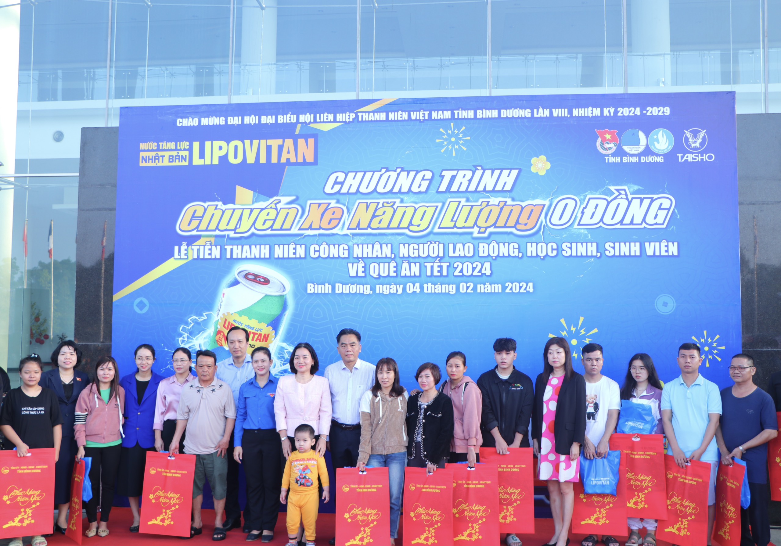 "Chuyến xe năng lượng 0 đồng" đưa c&ocirc;ng nh&acirc;n, sinh vi&ecirc;n ngh&egrave;o về qu&ecirc; đ&oacute;n Tết- Ảnh 1.