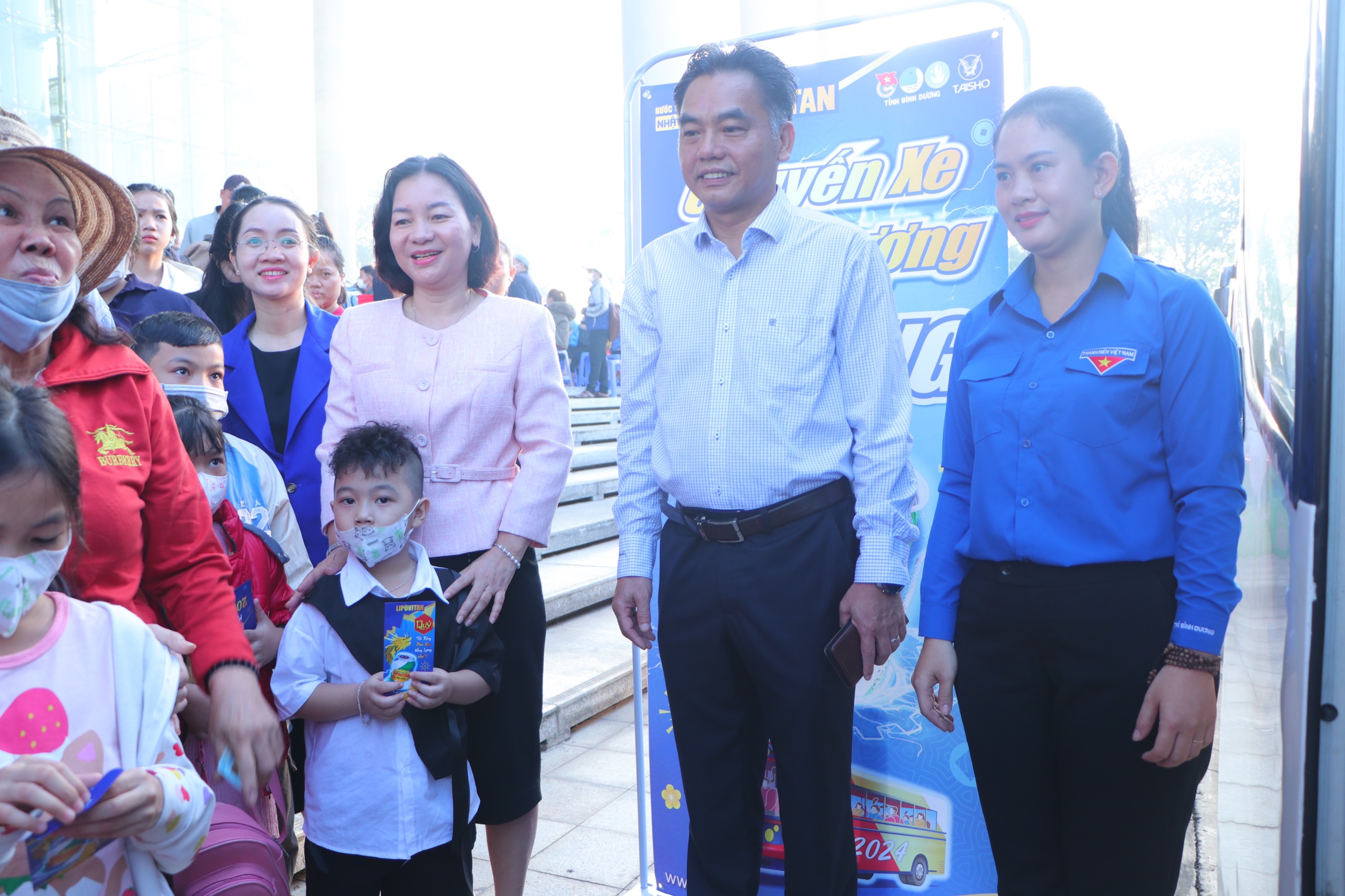 "Chuyến xe năng lượng 0 đồng" đưa c&ocirc;ng nh&acirc;n, sinh vi&ecirc;n ngh&egrave;o về qu&ecirc; đ&oacute;n Tết- Ảnh 2.