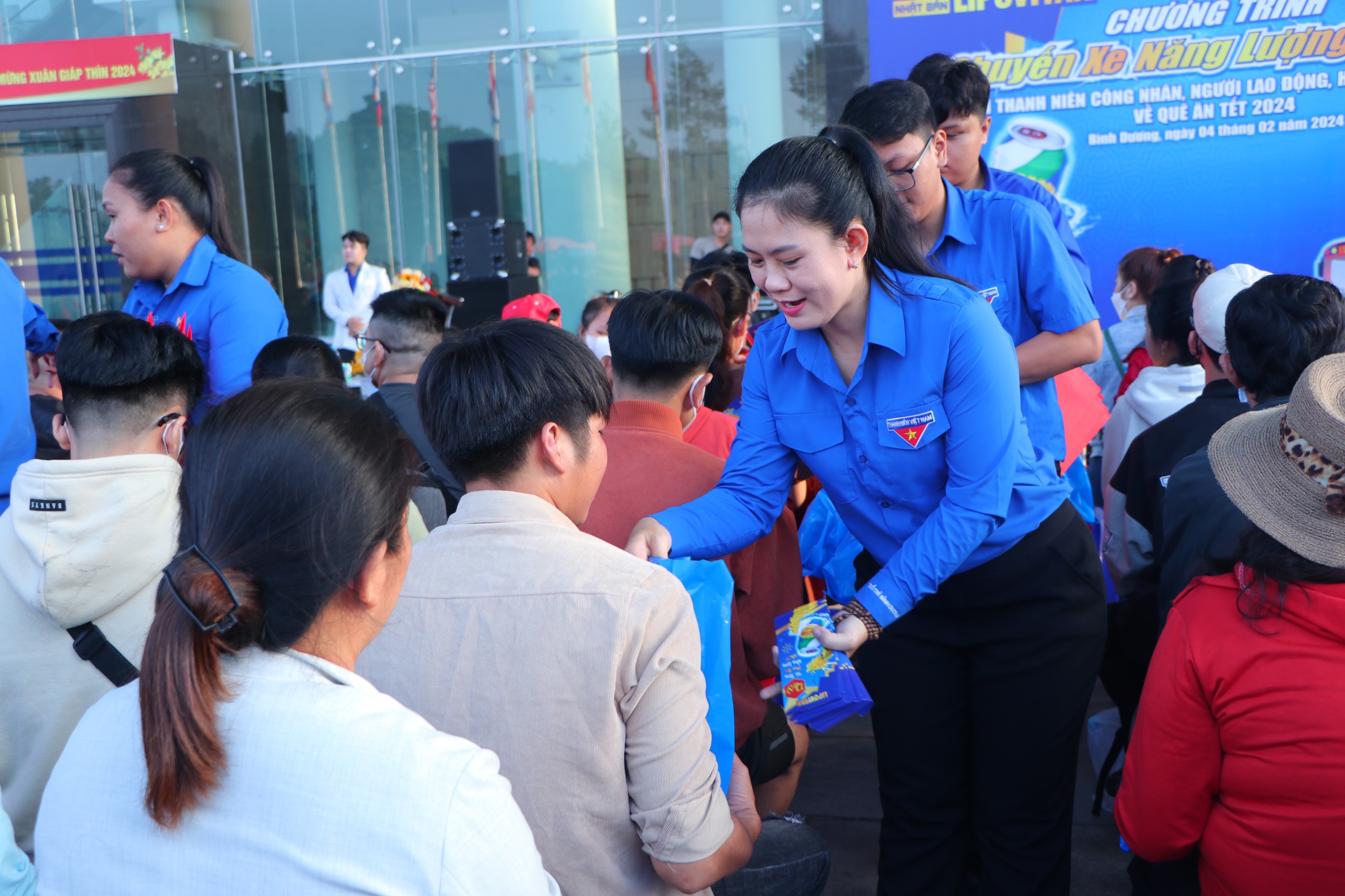 "Chuyến xe năng lượng 0 đồng" đưa c&ocirc;ng nh&acirc;n, sinh vi&ecirc;n ngh&egrave;o về qu&ecirc; đ&oacute;n Tết- Ảnh 5.