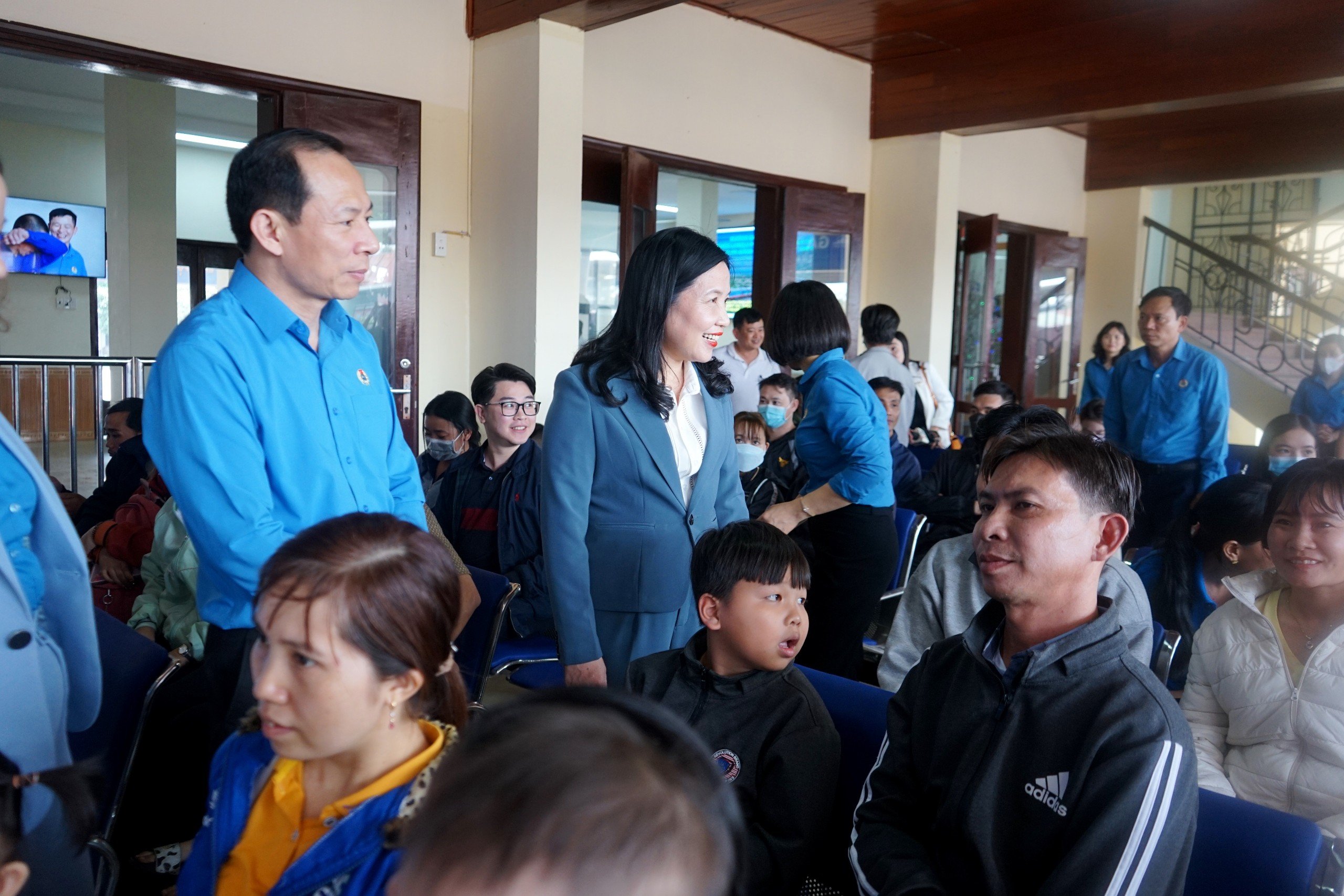 Công đoàn Thanh Hóa ra ga tàu đón công nhân về quê ăn Tết- Ảnh 1.