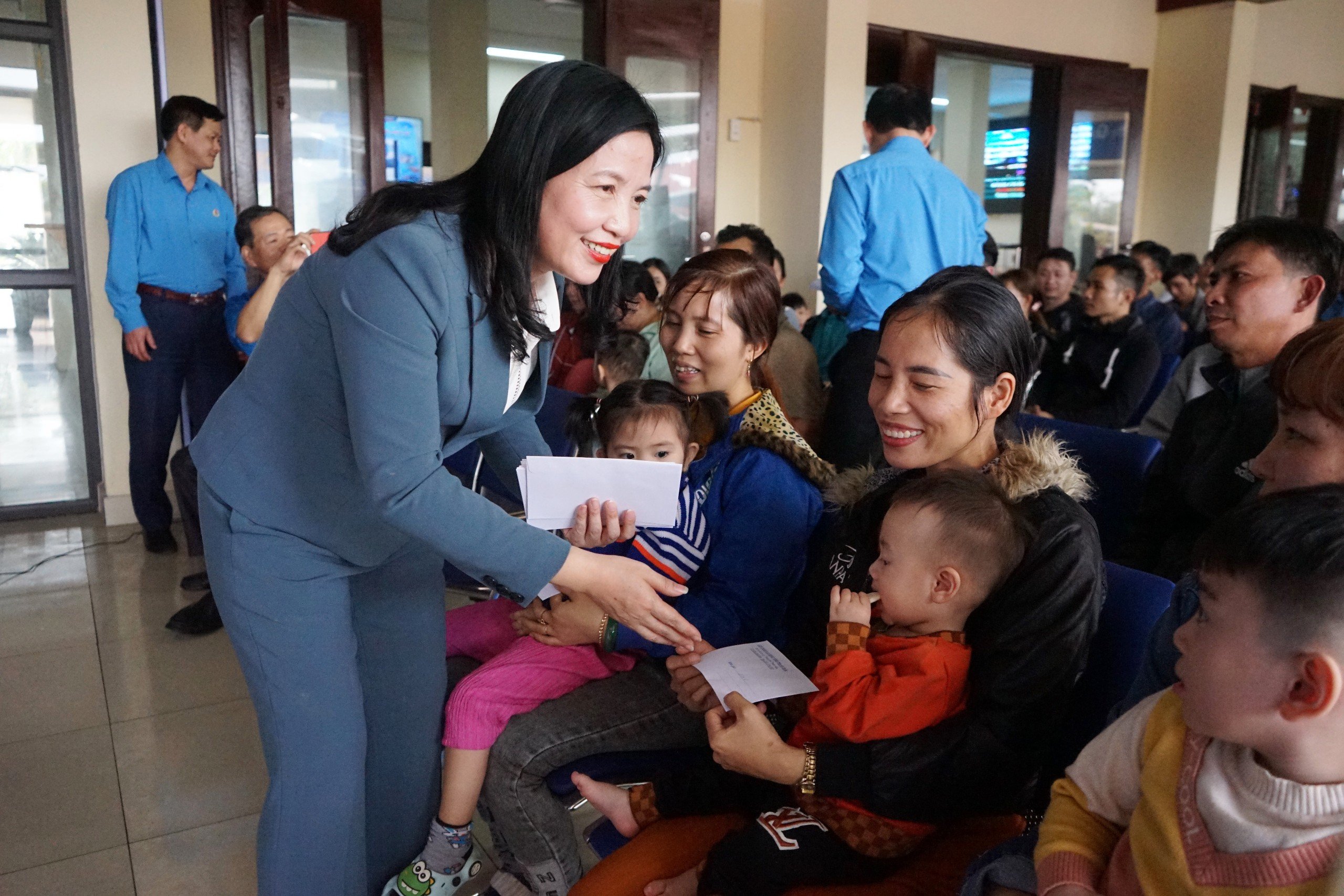 Công đoàn Thanh Hóa ra ga tàu đón công nhân về quê ăn Tết- Ảnh 2.