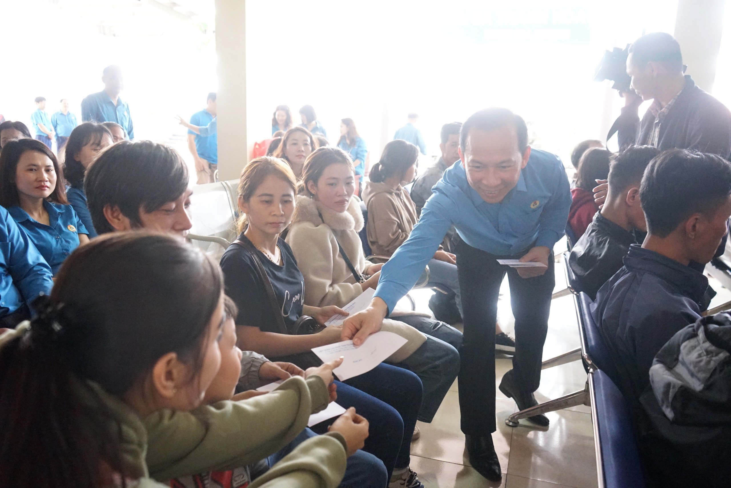 Công đoàn Thanh Hóa ra ga tàu đón công nhân về quê ăn Tết- Ảnh 3.