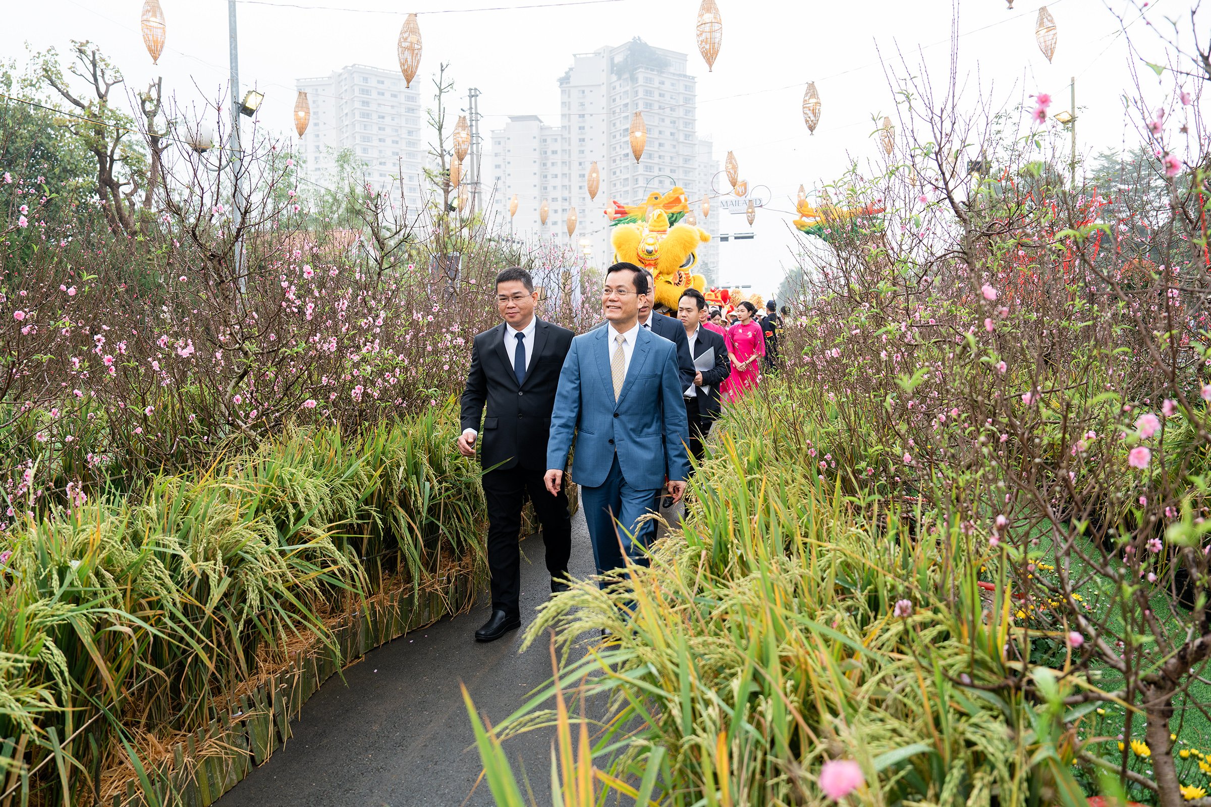 Thứ trưởng Bộ Ngoại giao H&agrave; Kim Ngọc c&ugrave;ng đo&agrave;n đại biểu tham quan, thưởng l&atilde;m đường hoa. Ảnh: VnExpress
