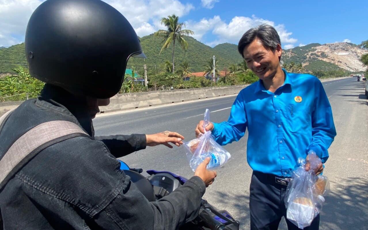 Công đoàn hỗ trợ người dân về quê đón Tết