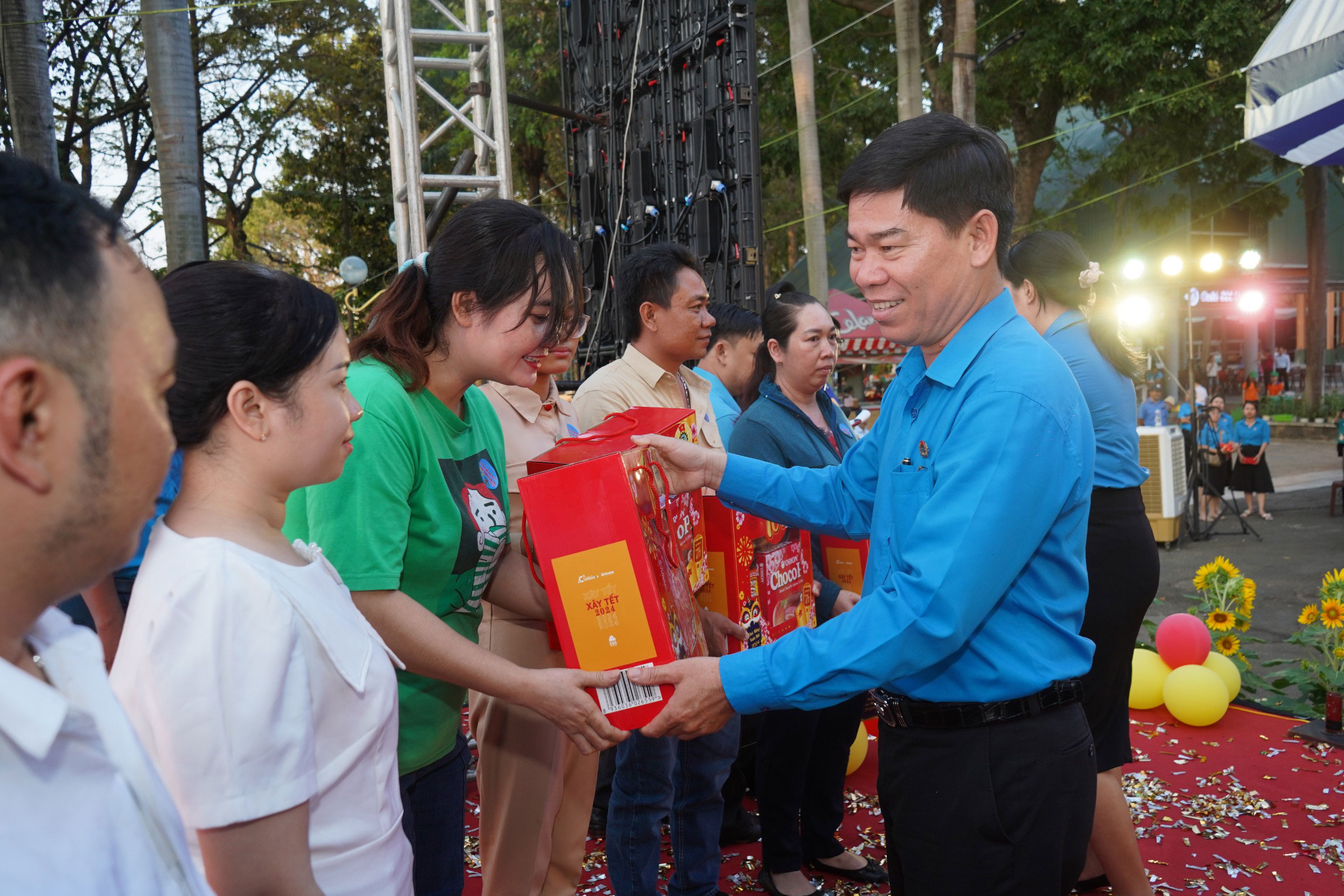 &Ocirc;ng Phạm Ch&iacute; T&acirc;m, Ph&oacute; Chủ tịch LĐLĐ TP HCM, tặng qu&agrave; cho c&ocirc;ng nh&acirc;n Ảnh: THANH NGA