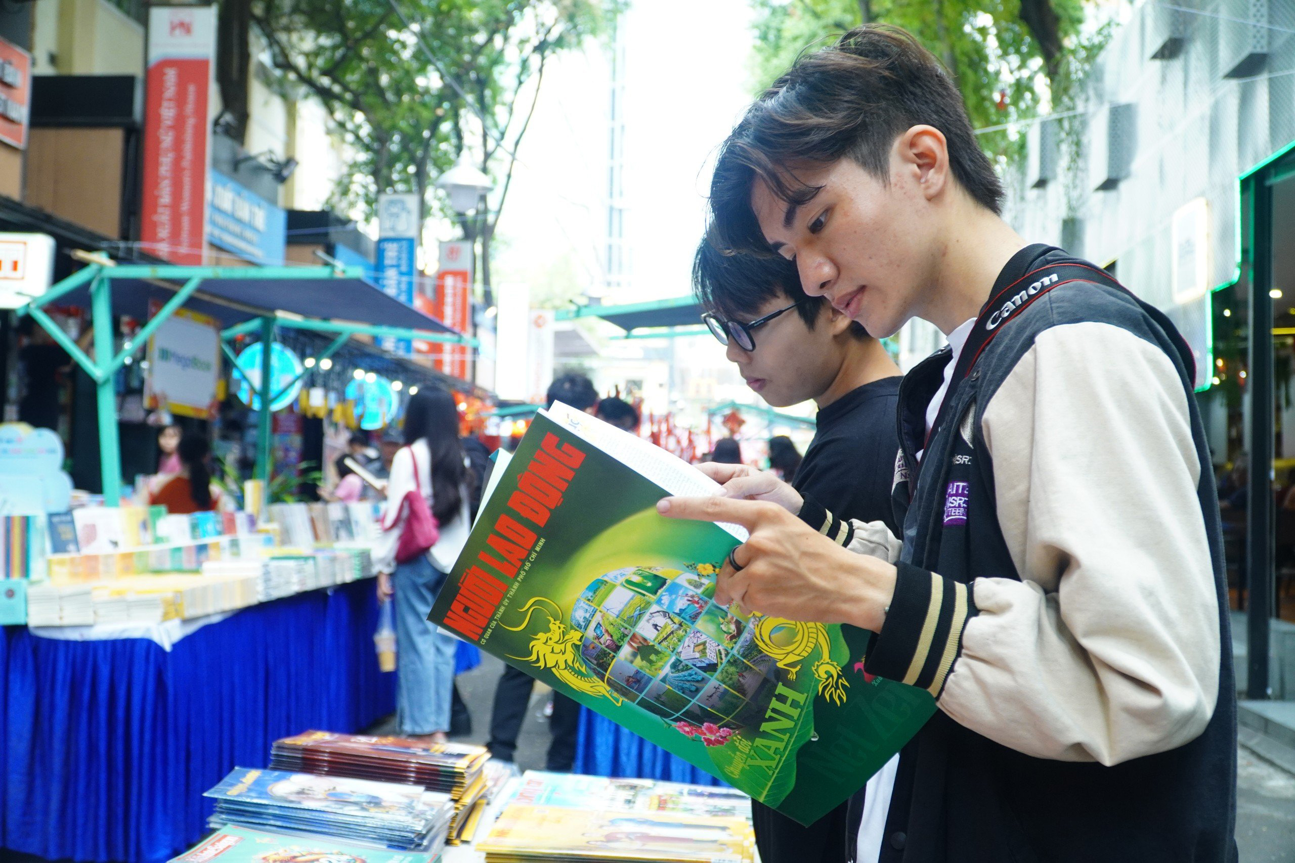 Sạp báo Xuân ở Đường sách TP HCM: Nhịp cầu tri thức, nhân văn- Ảnh 2.