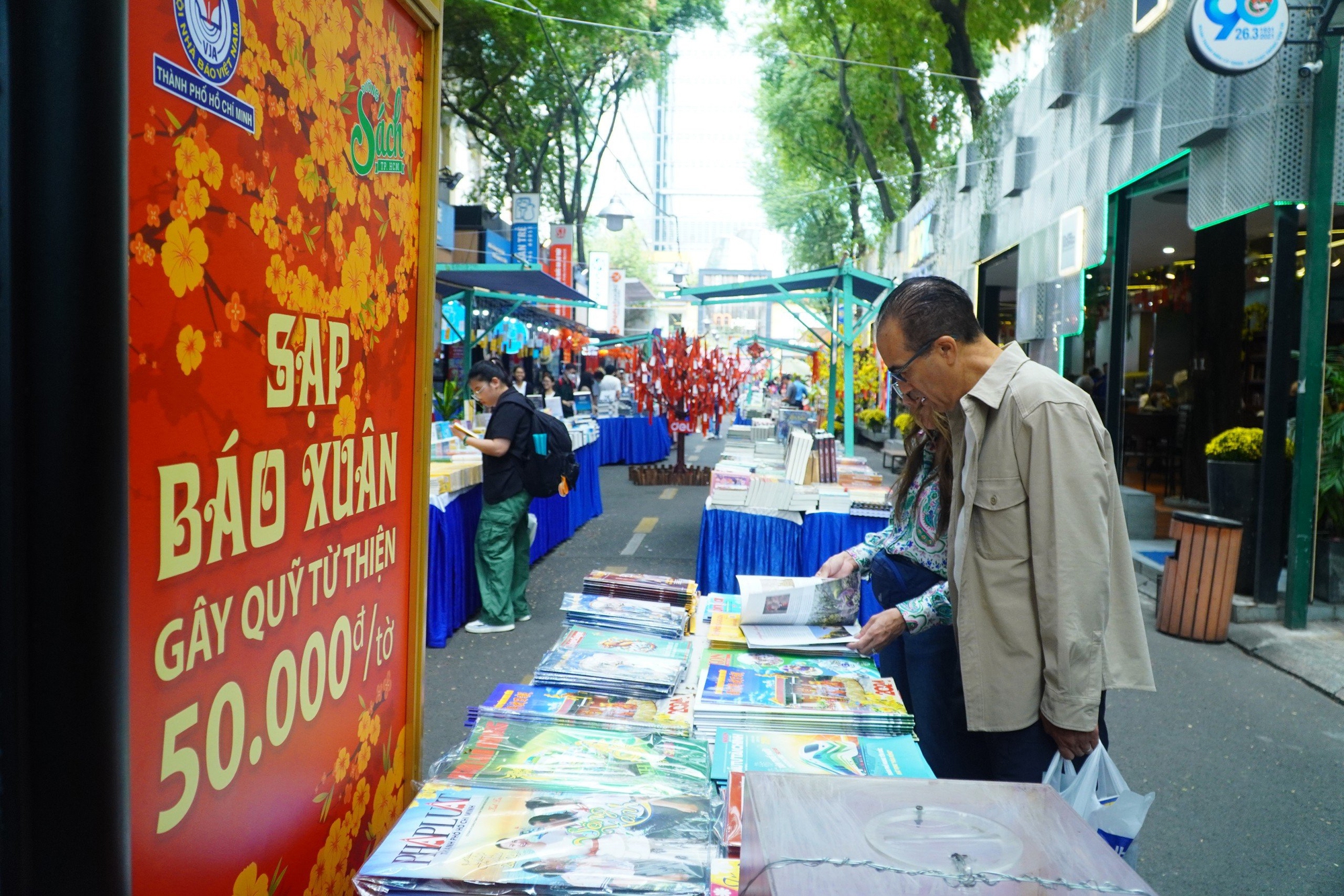 Sạp báo Xuân ở Đường sách TP HCM: Nhịp cầu tri thức, nhân văn- Ảnh 1.