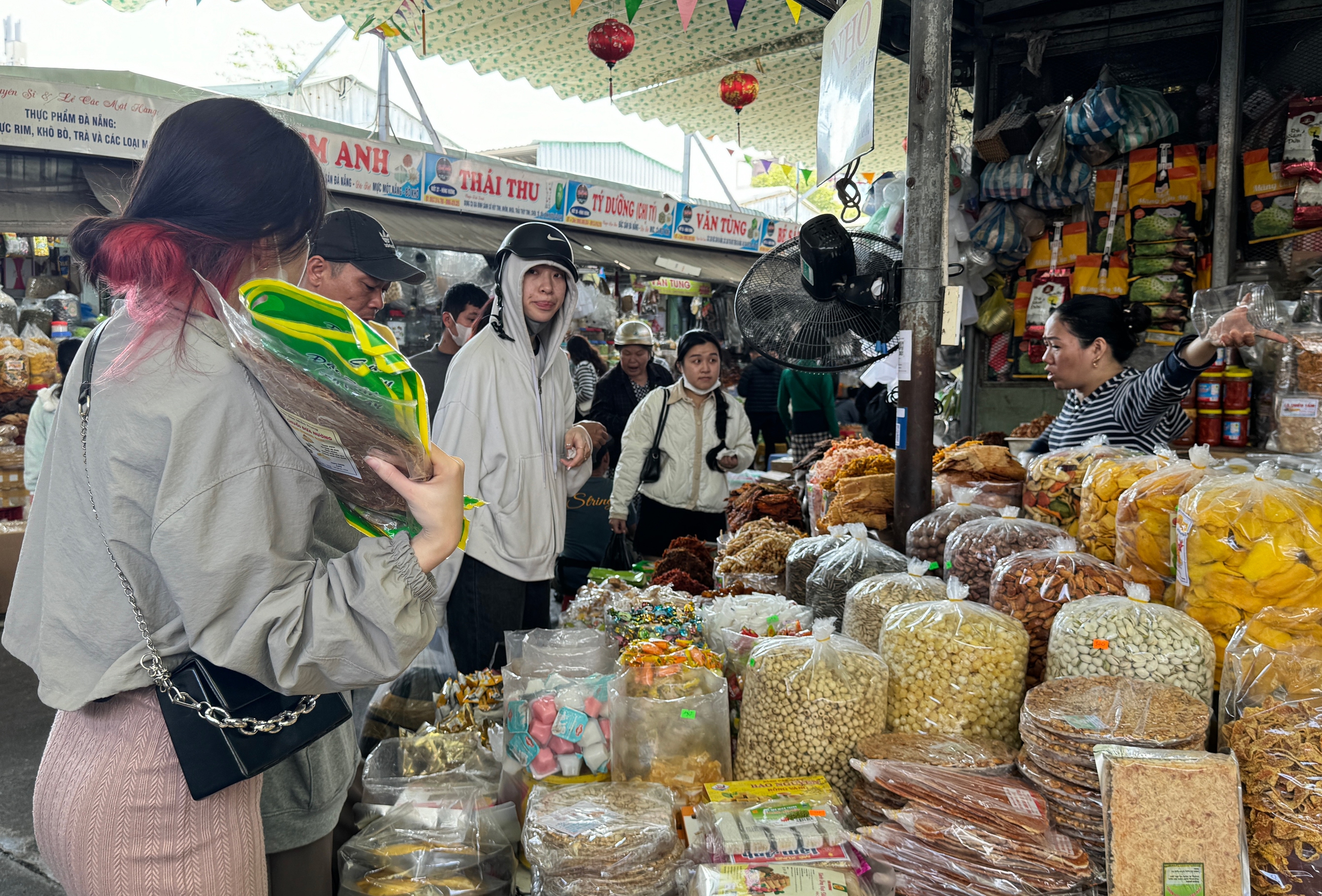 V&agrave;o cao điểm mua sắm- Ảnh 2.