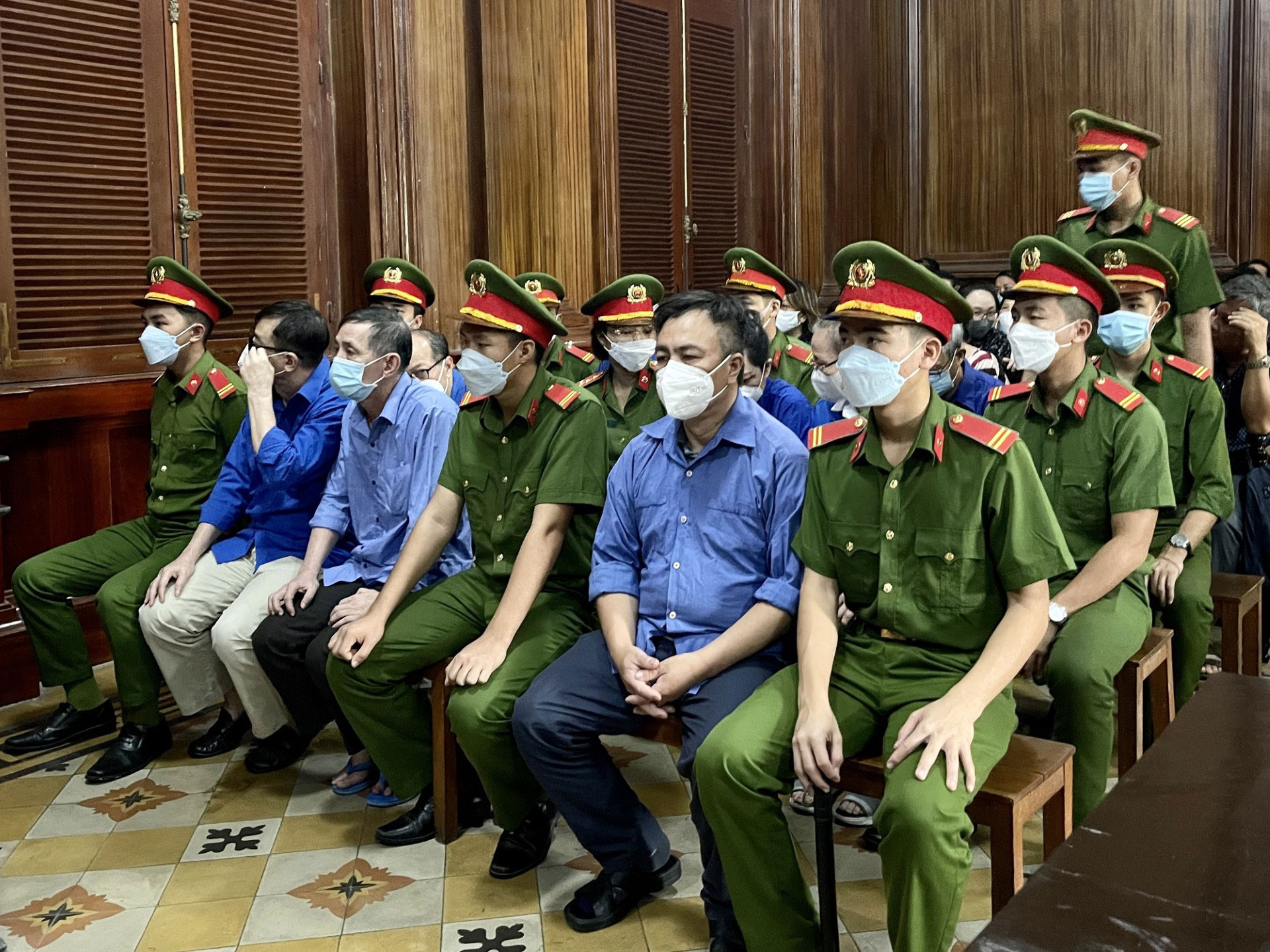 Các bị cáo trong vụ án vi phạm quy định về đấu thầu gây hậu quả nghiêm trọng xảy ra tại Bệnh viện Mắt TP HCM