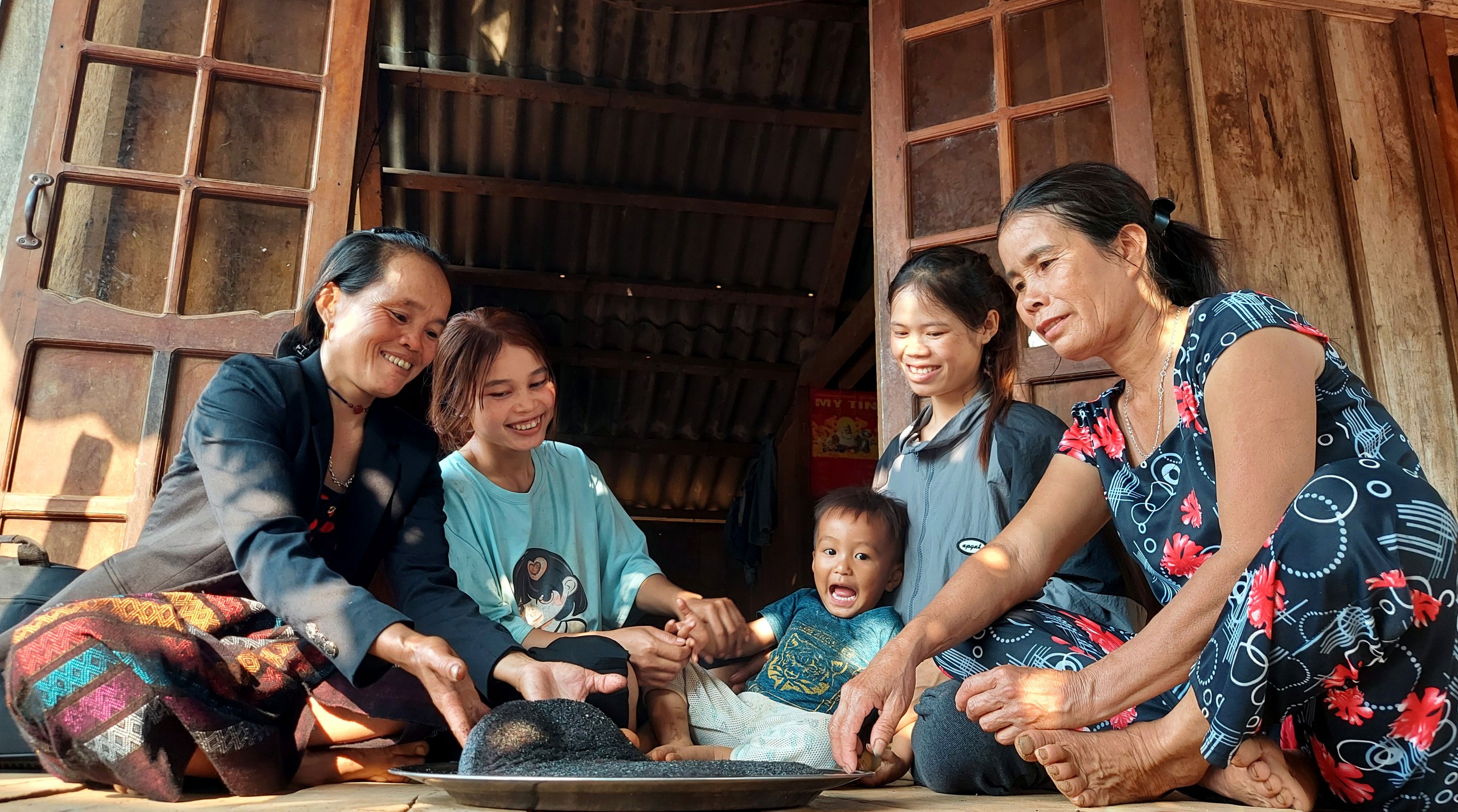 Đồng bào dân tộc thiểu số ở miền núi tỉnh Quảng Trị làm bánh A-Yơh (từ gạo nếp và mè đen) để đãi khách dịp Tết Ảnh: ĐỨC NGHĨA