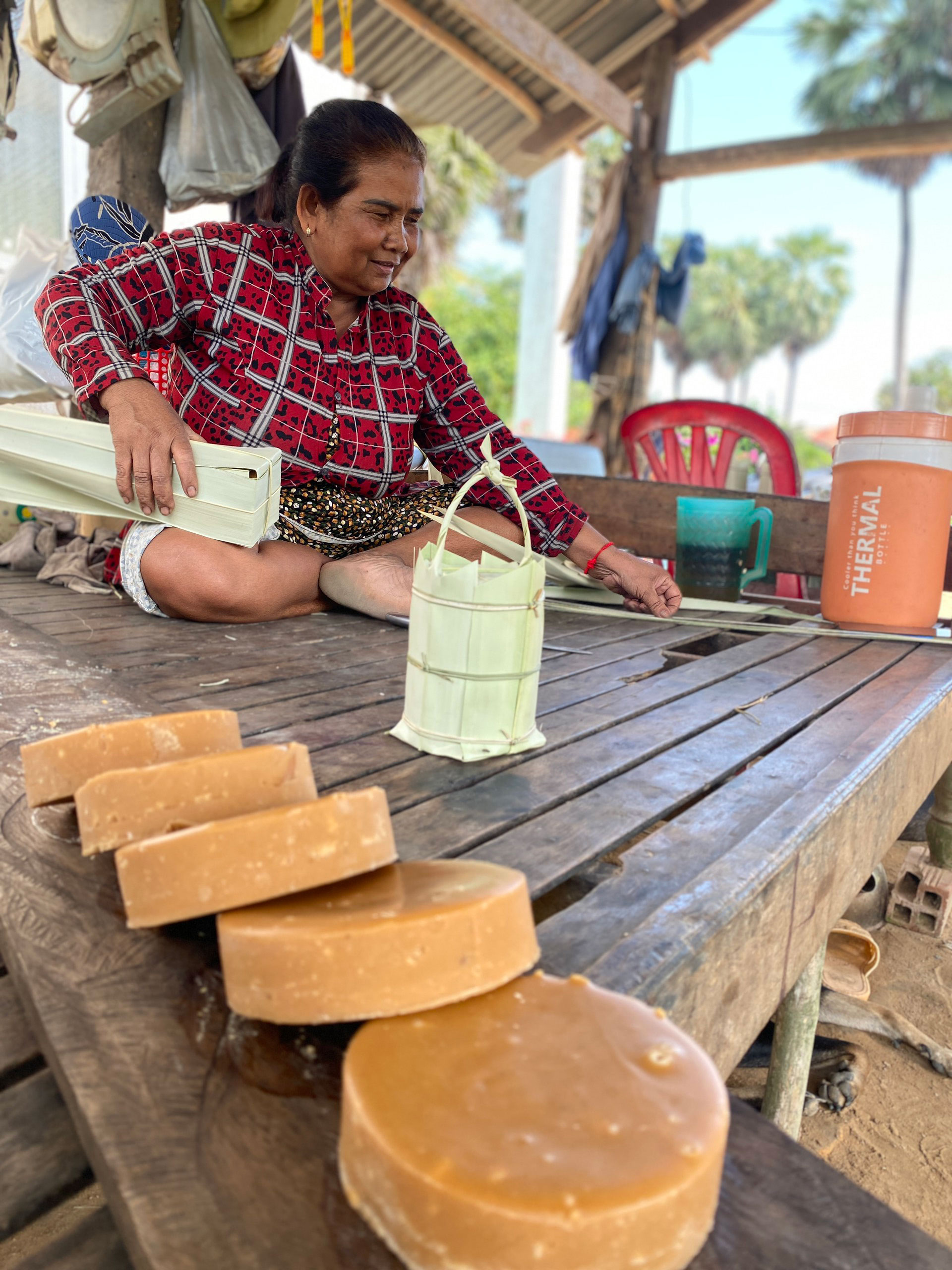 Bà Vân - dân tộc Khmer; ở ấp Bến Cầu, xã Biên Giới, huyện Châu Thành, tỉnh Tây Ninh - gói những viên đường thốt nốt giao cho khách. Tết Nguyên đán là dịp để gia đình bà Vân kiếm thêm thu nhập bởi nhu cầu đường thốt nốt tăng mạnh Ảnh: NGỌC DIÊU