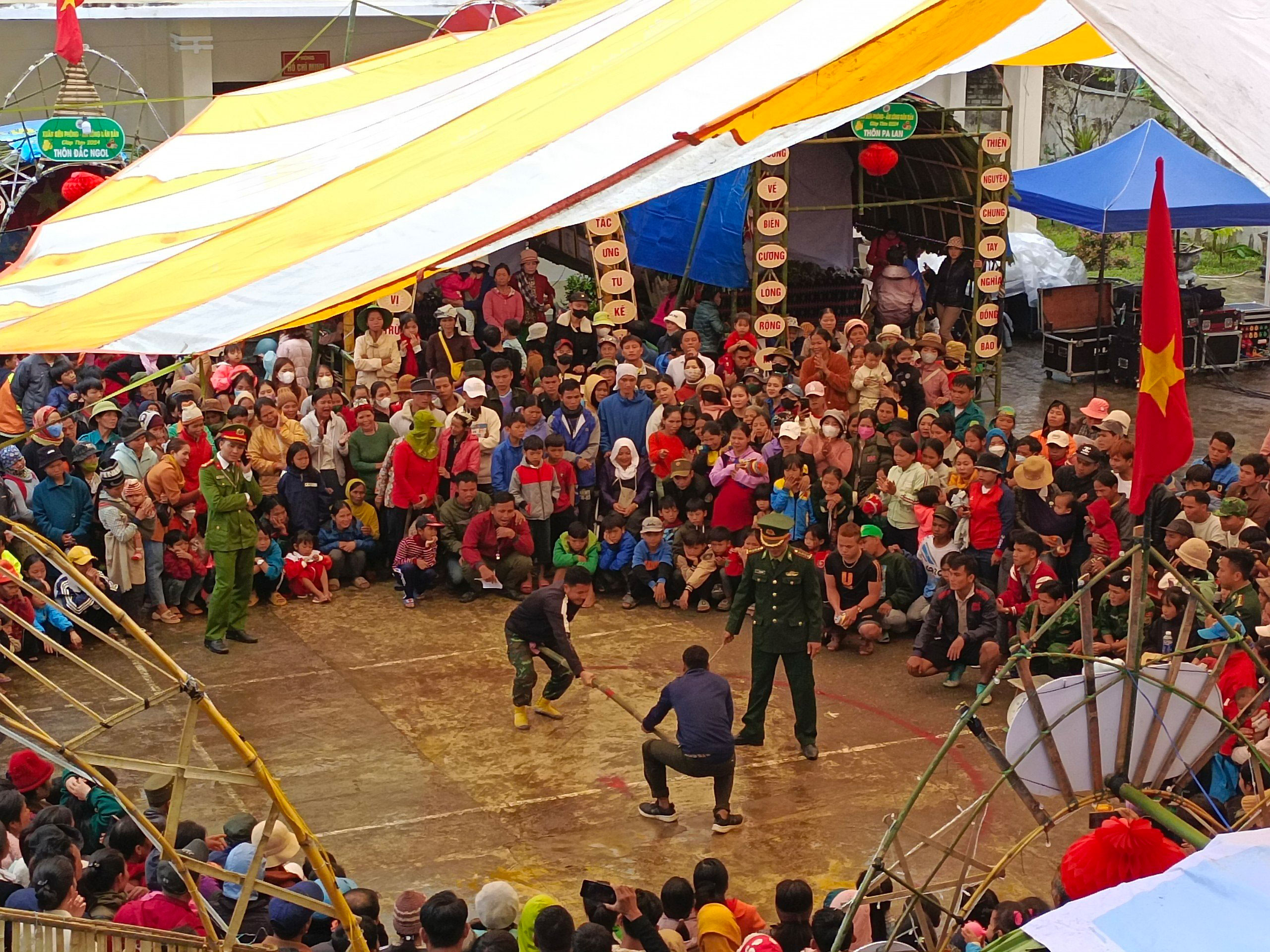Người dân vùng cao huyện Nam Giang (Quảng Nam) tranh tài trong hội thao chào đón mùa xuân tại chương trình “Xuân biên phòng - Ấm lòng dân bản” do Bộ Chỉ huy Bộ đội Biên phòng tỉnh Quảng Nam tổ chức Ảnh: THẾ ANH