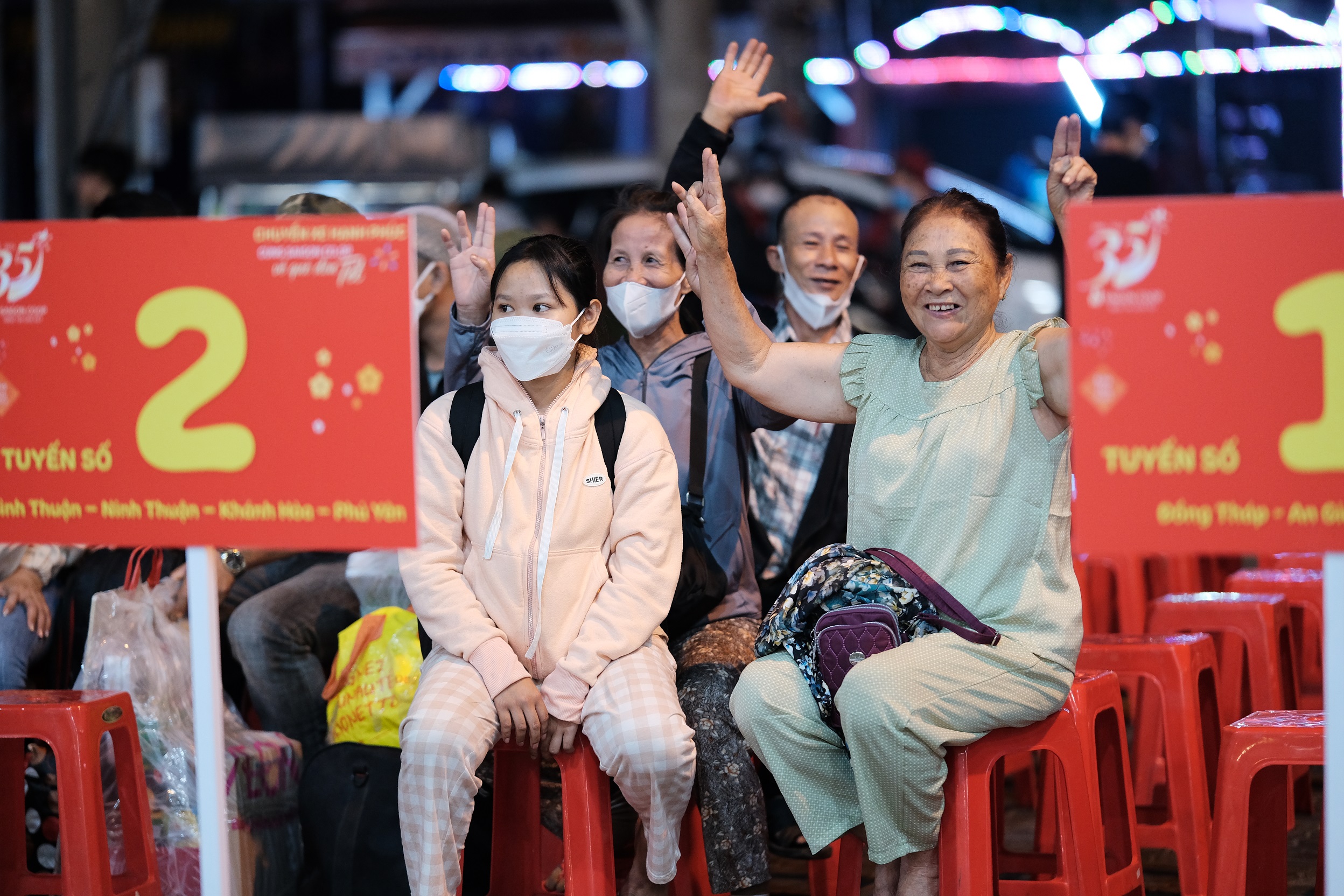 "Chuyến xe hạnh ph&uacute;c" đưa miễn ph&iacute; 900 người d&acirc;n về qu&ecirc; đ&oacute;n Tết- Ảnh 1.