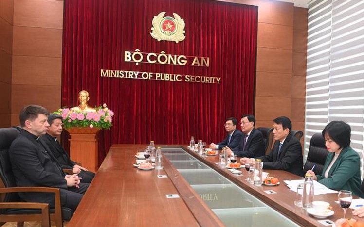 Thứ trưởng Lương Tam Quang tiếp Đại diện thường trú Toà thánh Vatican