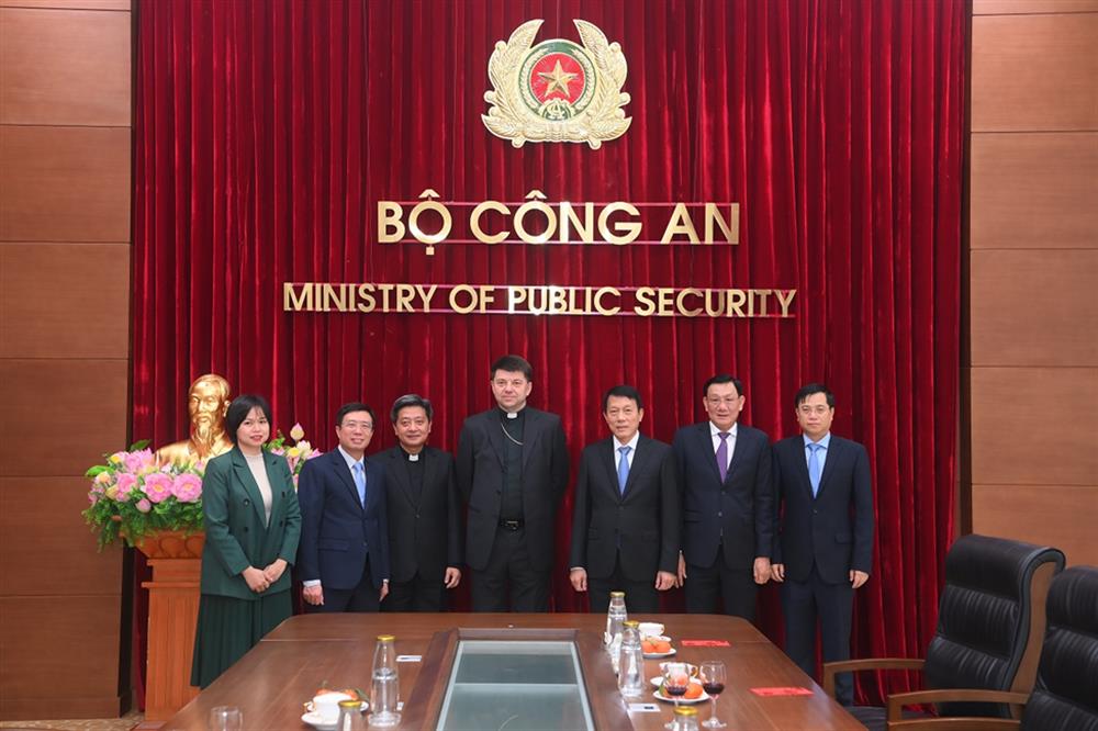Thứ trưởng Lương Tam Quang tiếp Đại diện thường tr&uacute; To&agrave; th&aacute;nh Vatican- Ảnh 4.