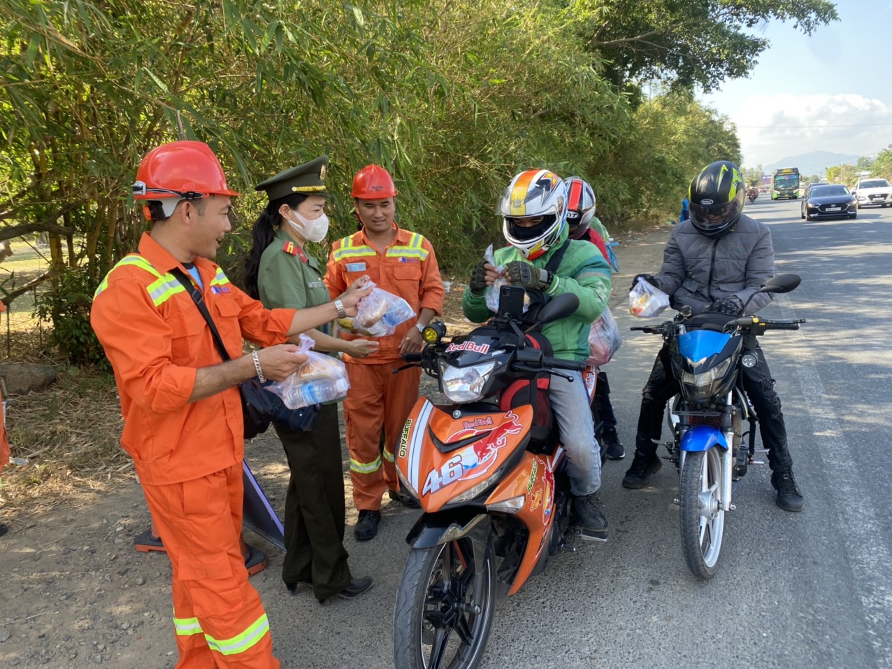 C&ocirc;ng đo&agrave;n hỗ trợ người d&acirc;n về qu&ecirc; đ&oacute;n Tết- Ảnh 3.